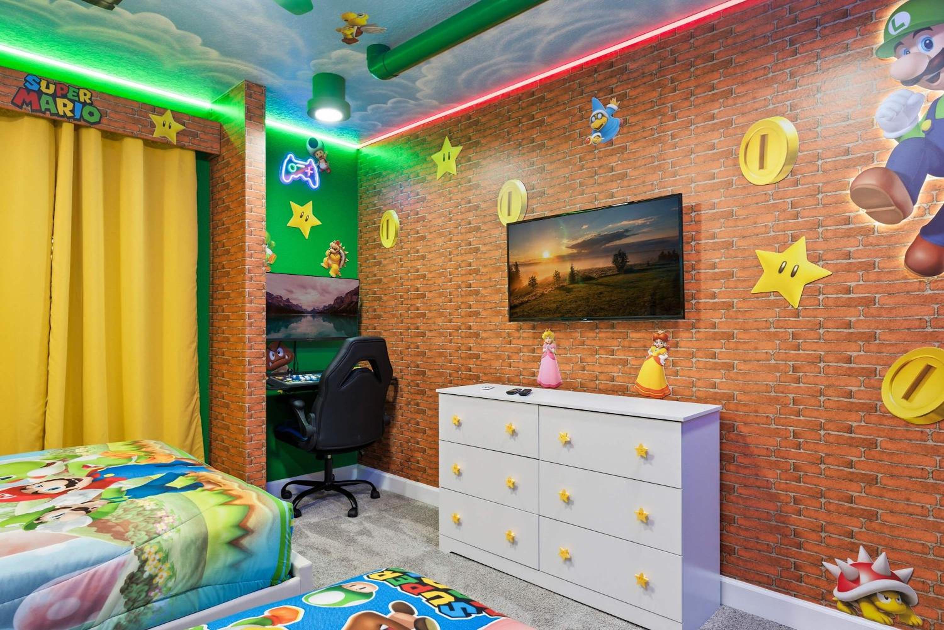1112 Luxurious Champions Gate Family Townhouse with Private Pool & Theme Park Access