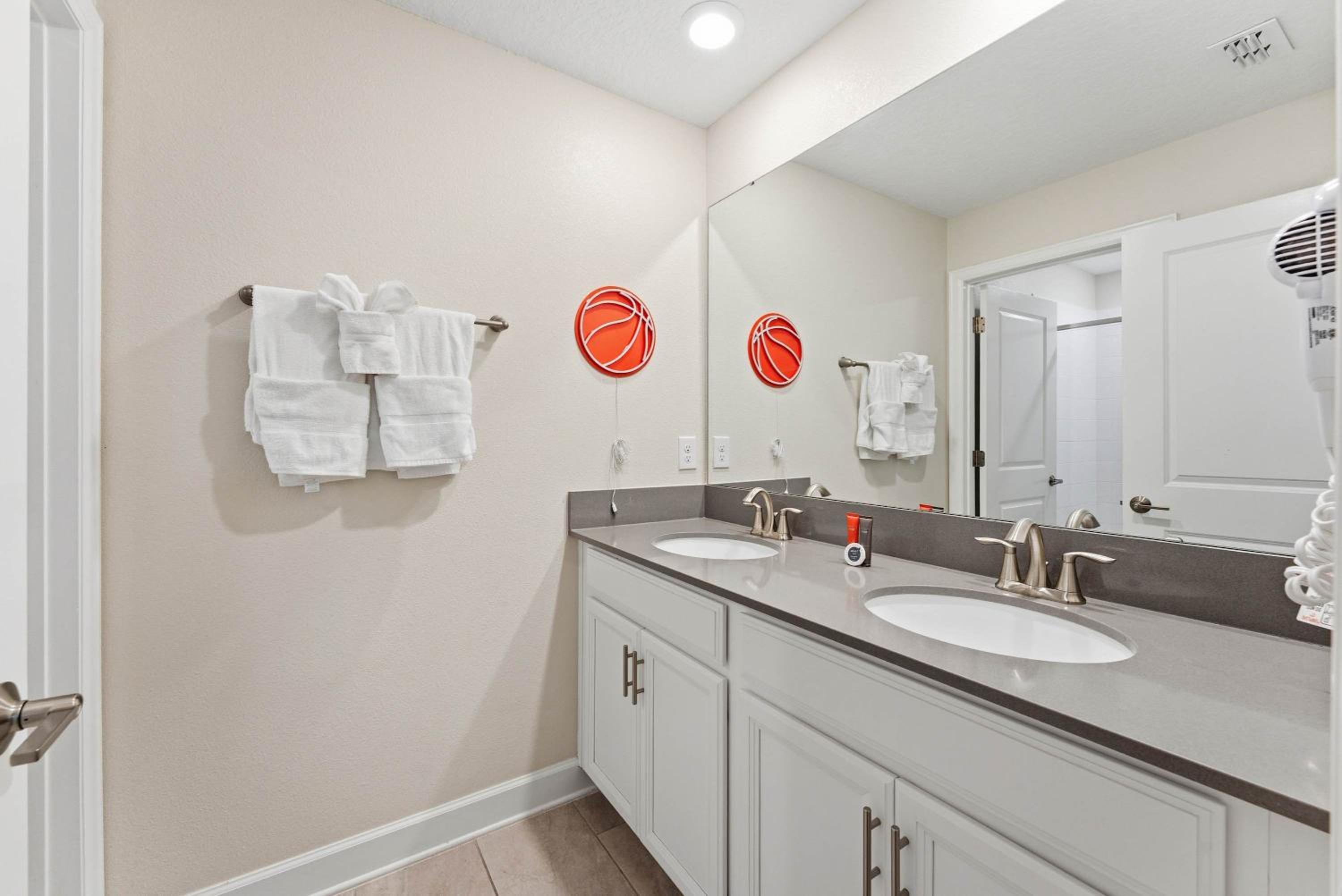 1112 Luxurious Champions Gate Family Townhouse with Private Pool & Theme Park Access
