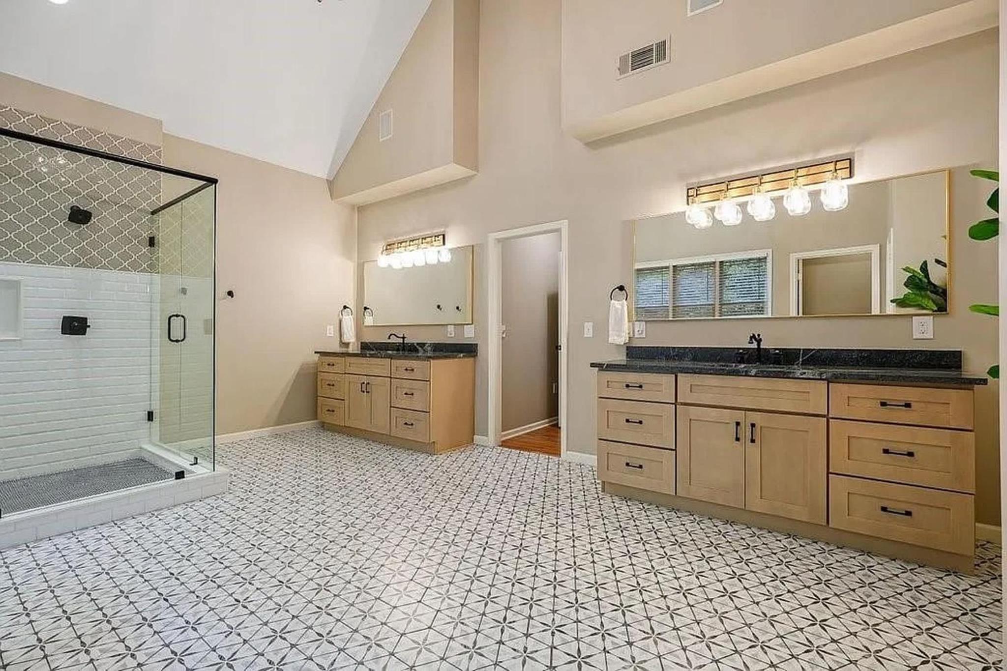 Paxwood Luxury Home for 16