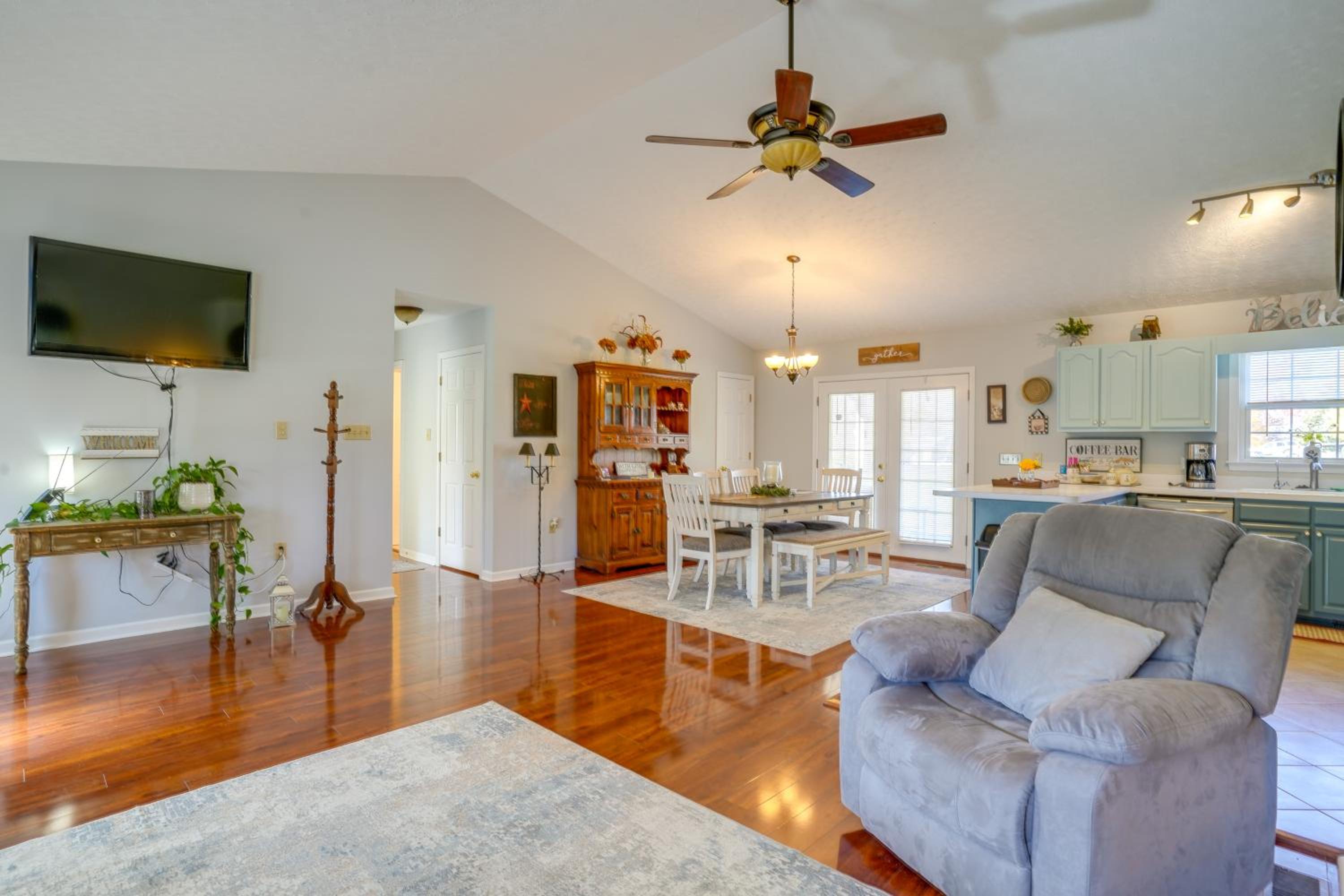 Hike and Explore Scenic Timberville Ranch Retreat!