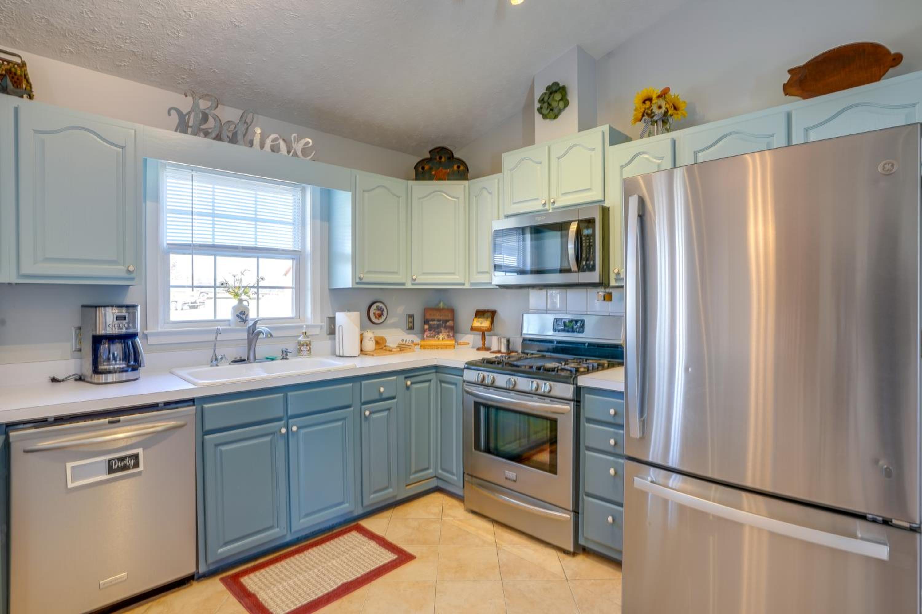 Hike and Explore Scenic Timberville Ranch Retreat!