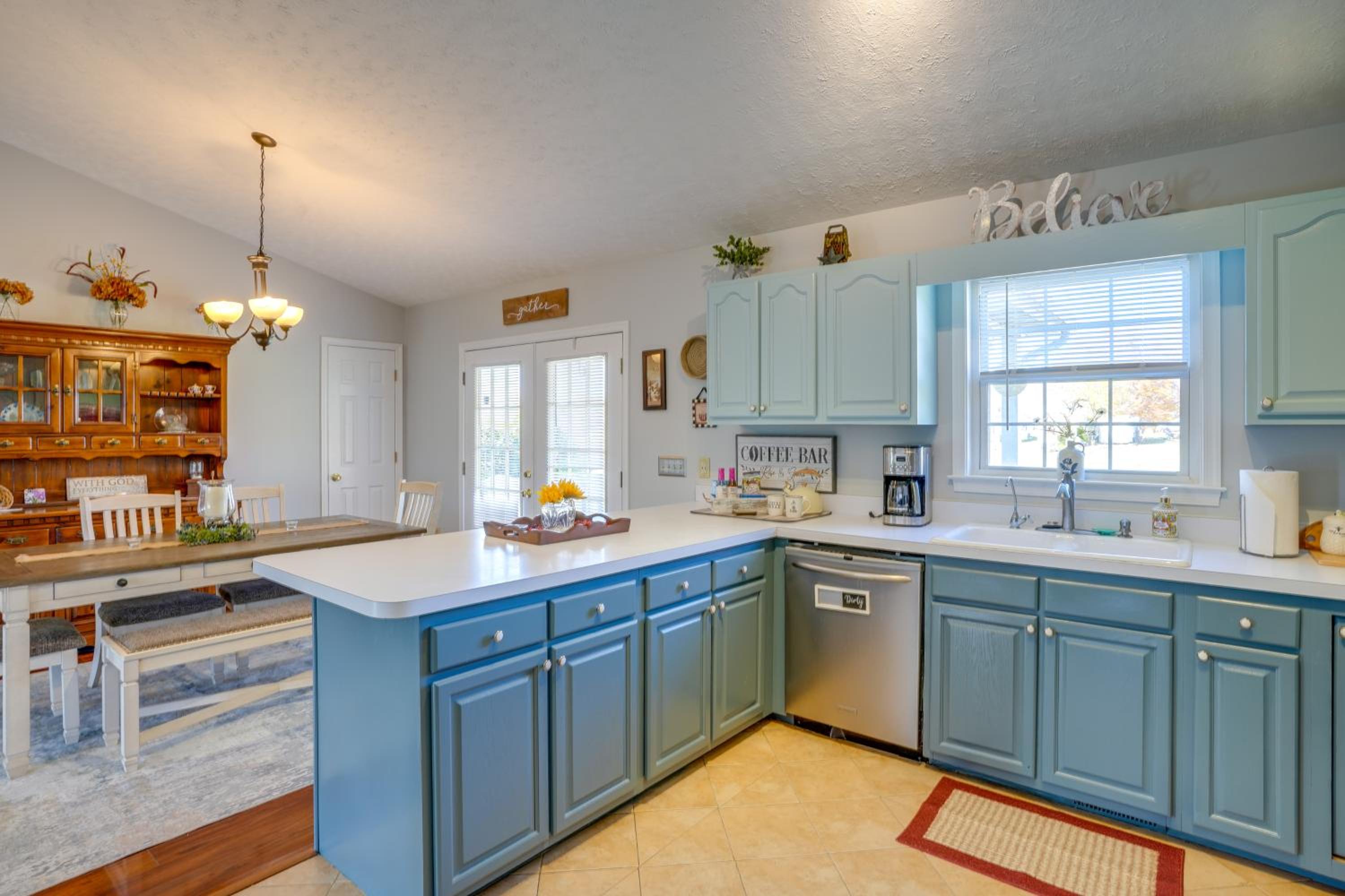 Hike and Explore Scenic Timberville Ranch Retreat!