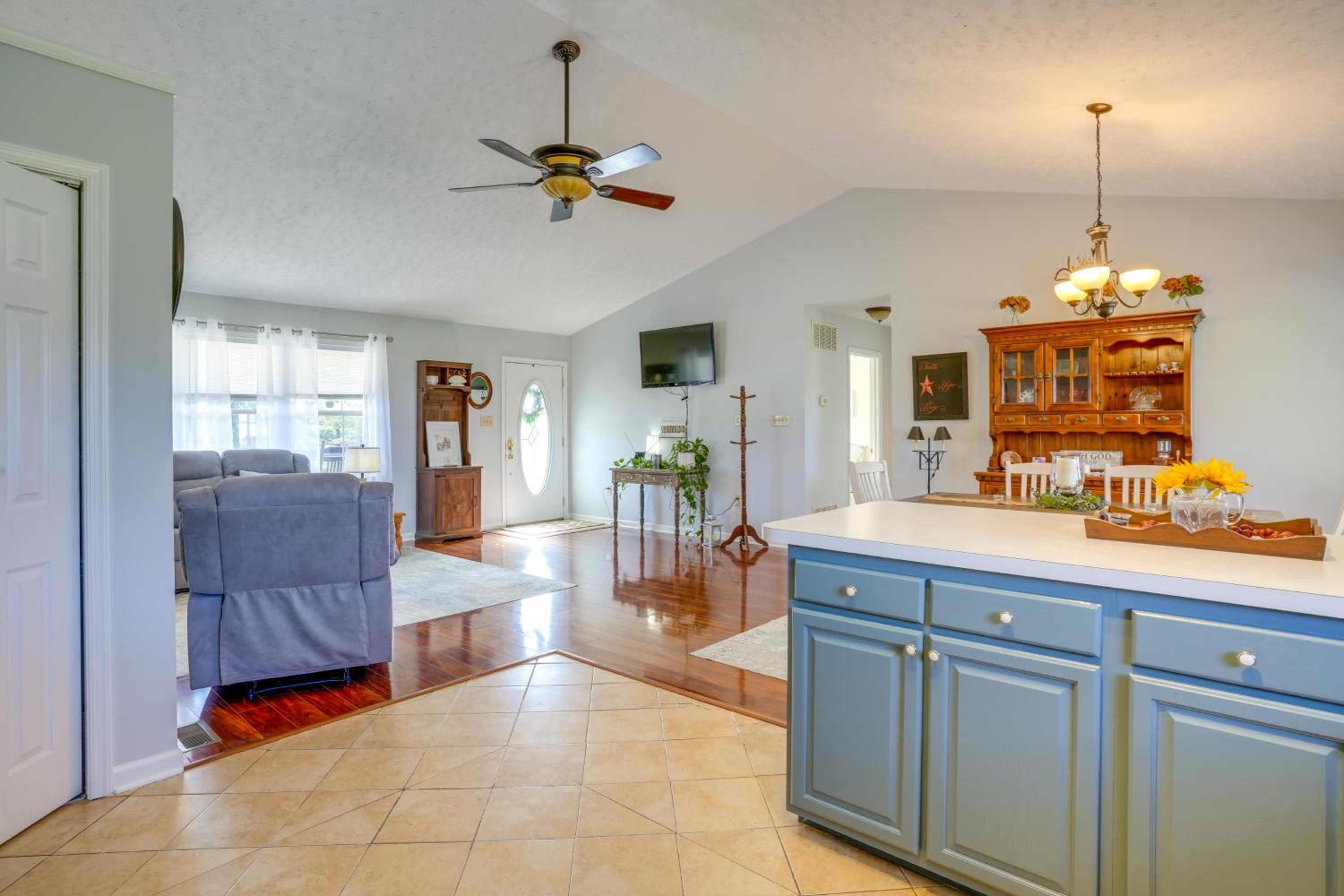 Hike and Explore Scenic Timberville Ranch Retreat!