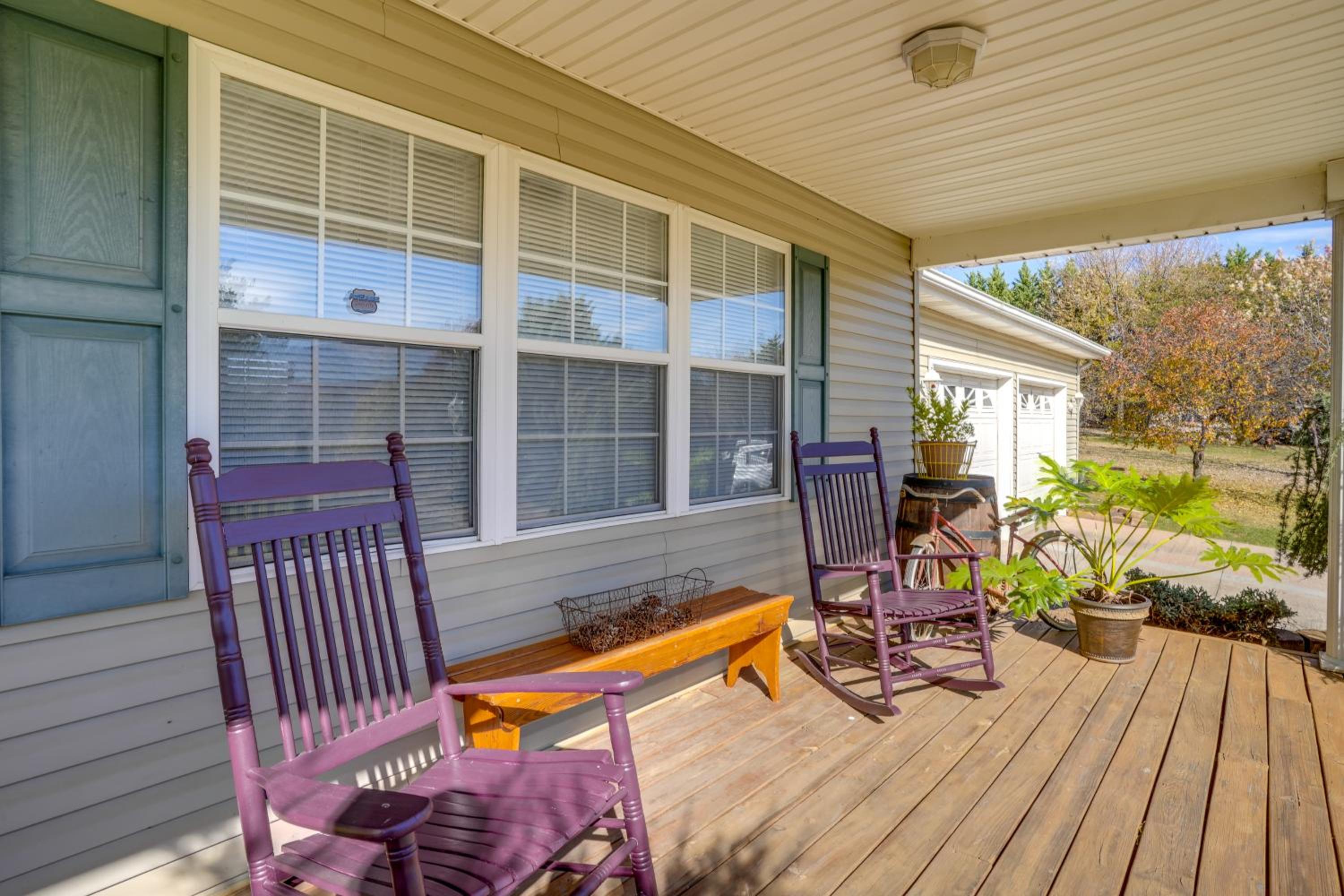 Hike and Explore Scenic Timberville Ranch Retreat!