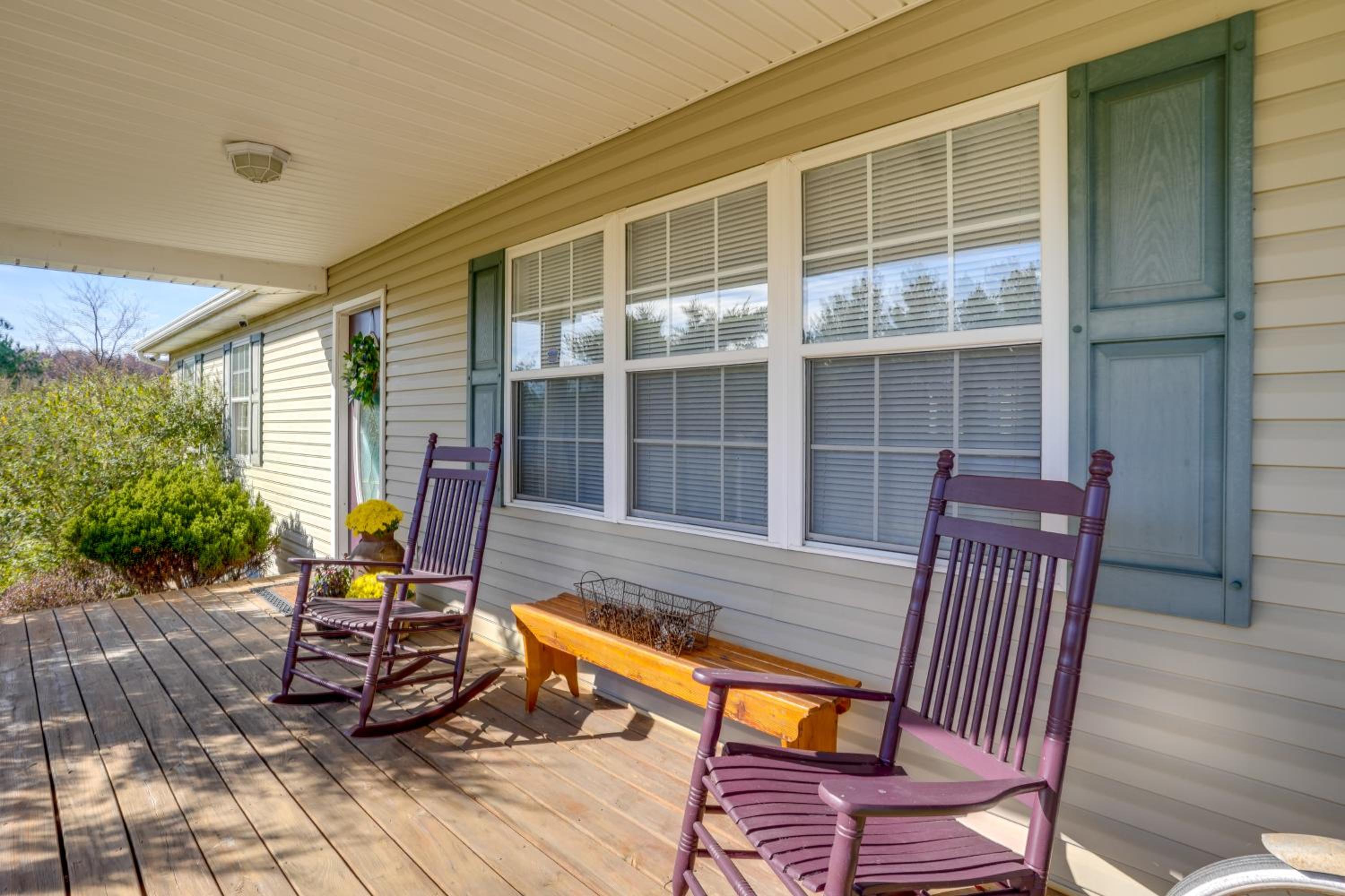 Hike and Explore Scenic Timberville Ranch Retreat!