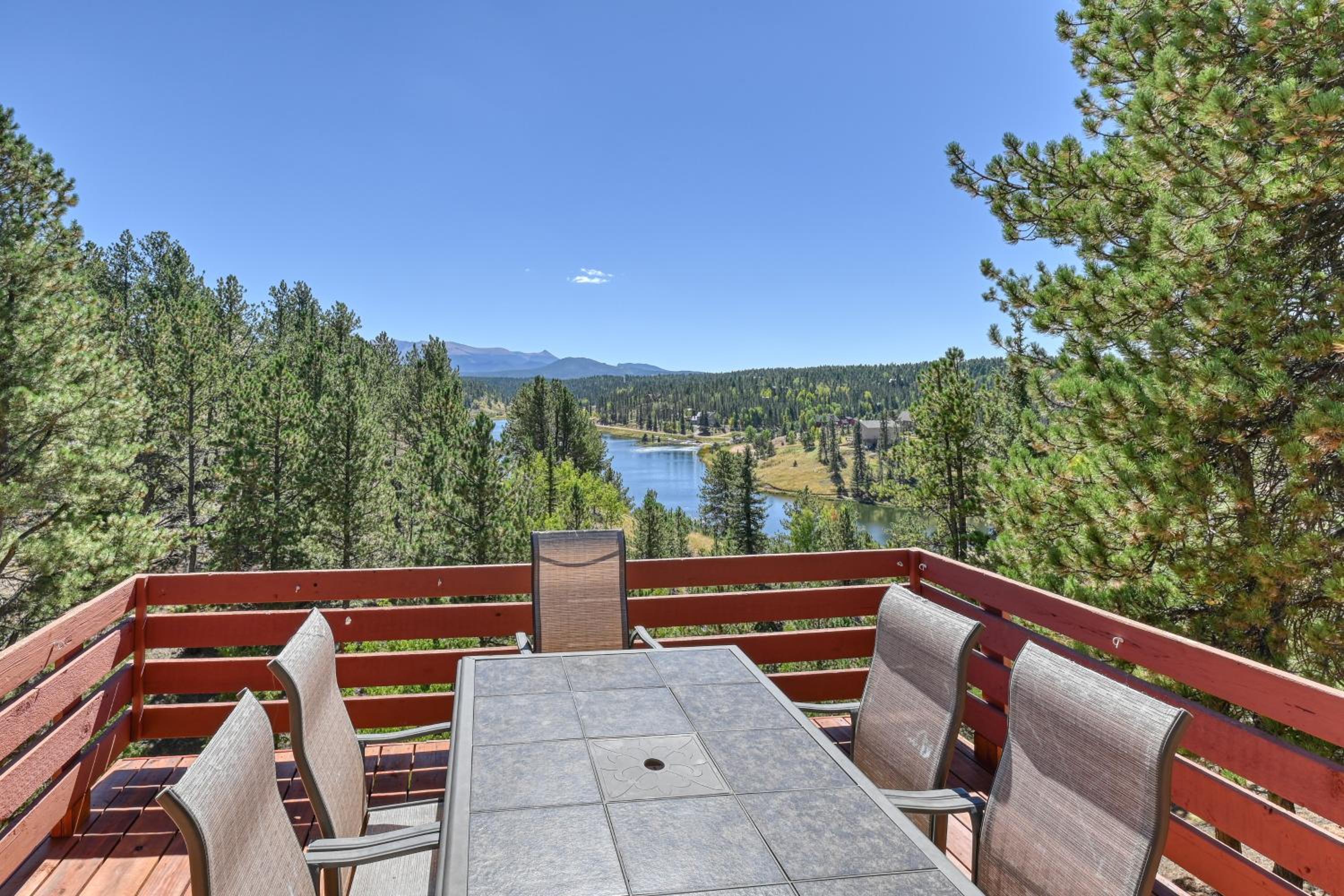 Close to Pike Natl Forest! Lake-View Family Cabin
