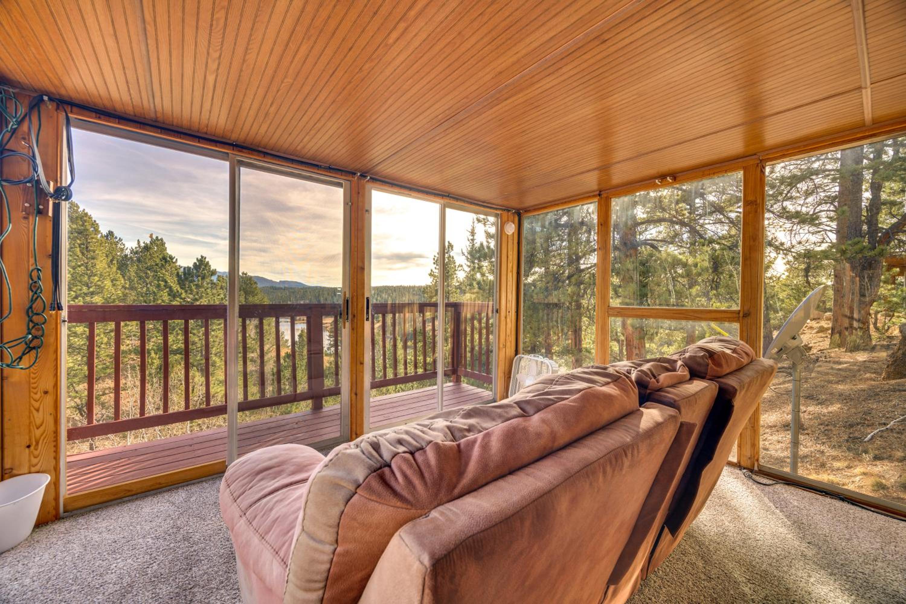 Close to Pike Natl Forest! Lake-View Family Cabin