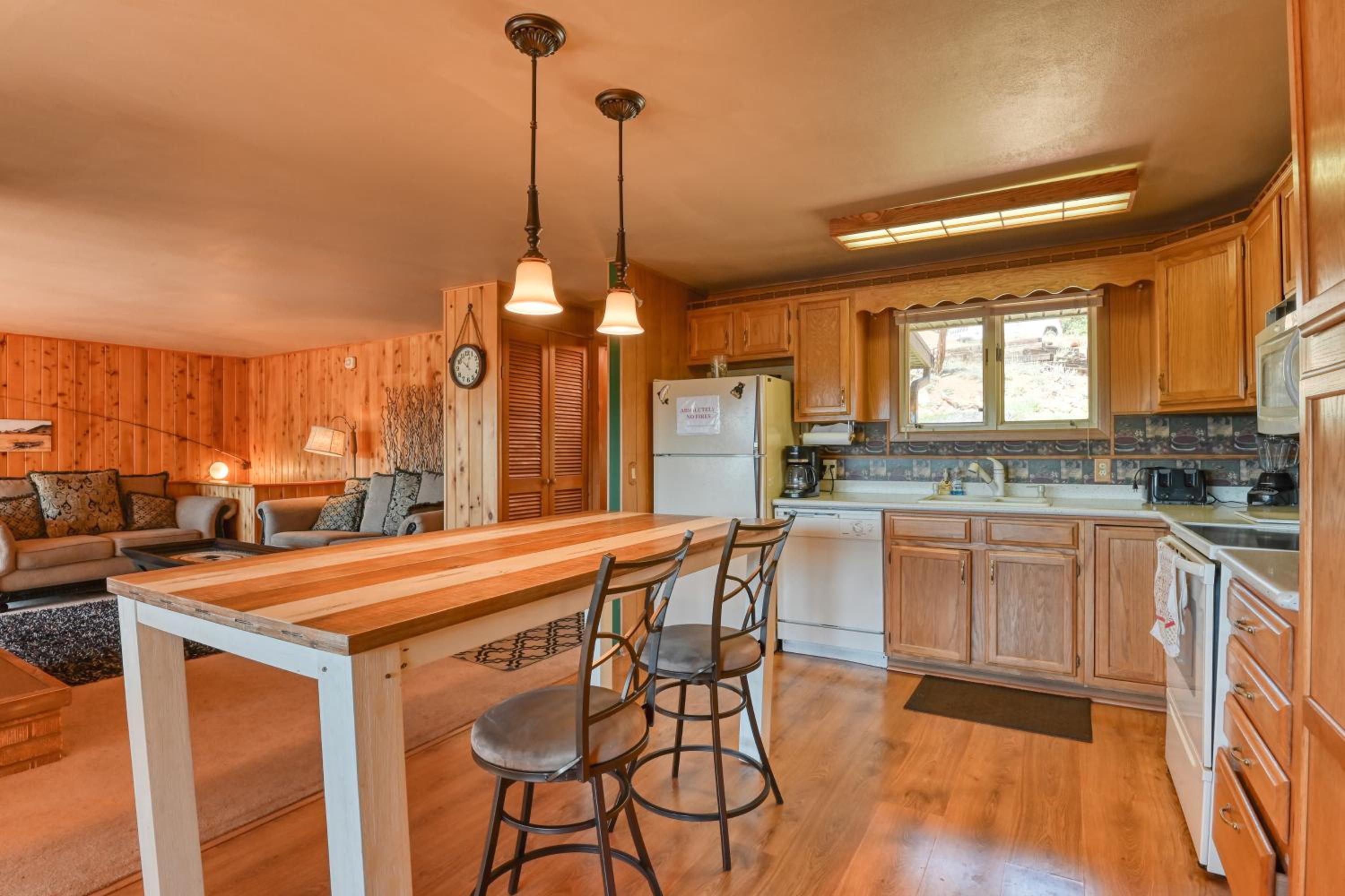 Close to Pike Natl Forest! Lake-View Family Cabin