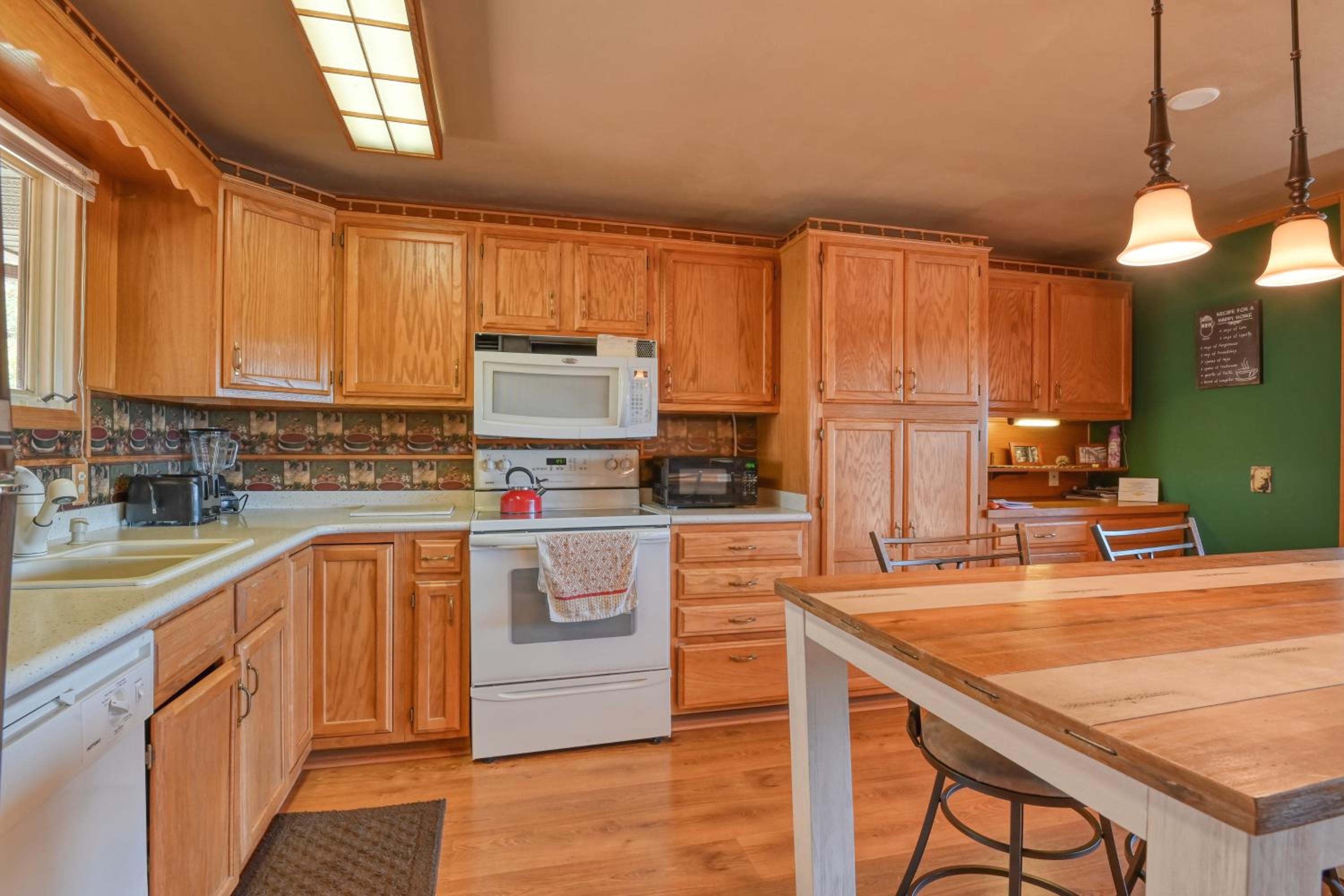 Close to Pike Natl Forest! Lake-View Family Cabin