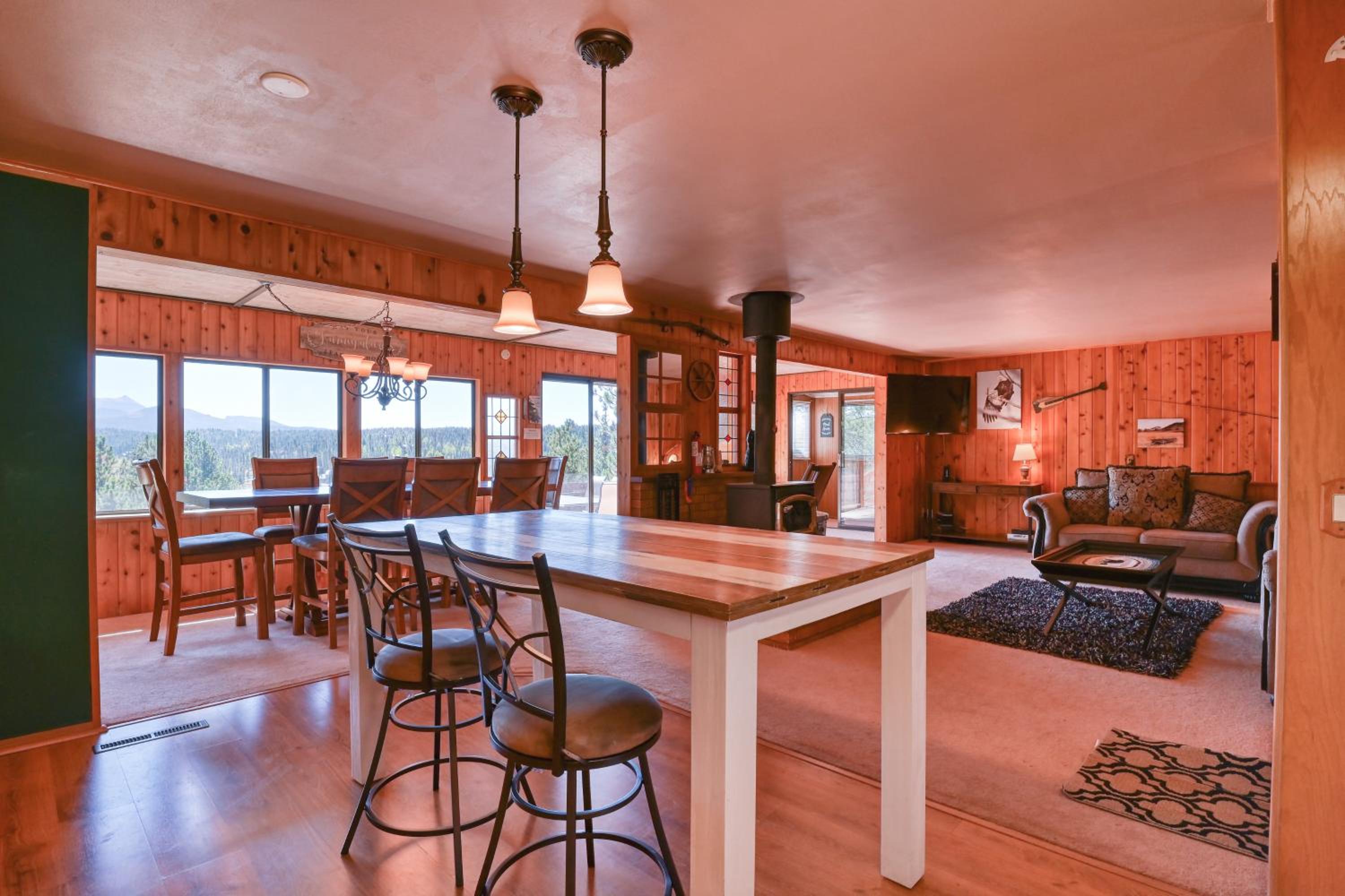 Close to Pike Natl Forest! Lake-View Family Cabin