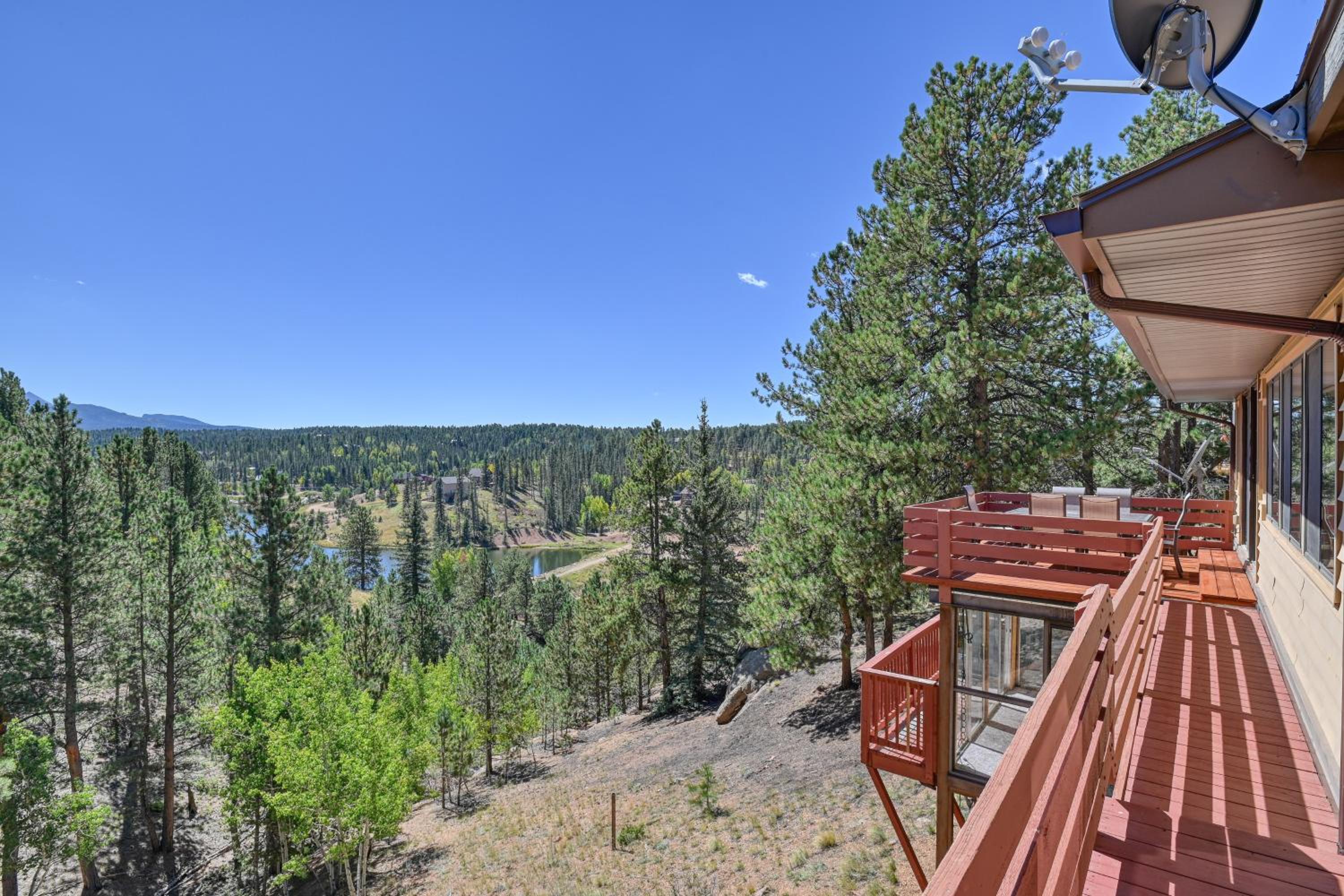 Close to Pike Natl Forest! Lake-View Family Cabin