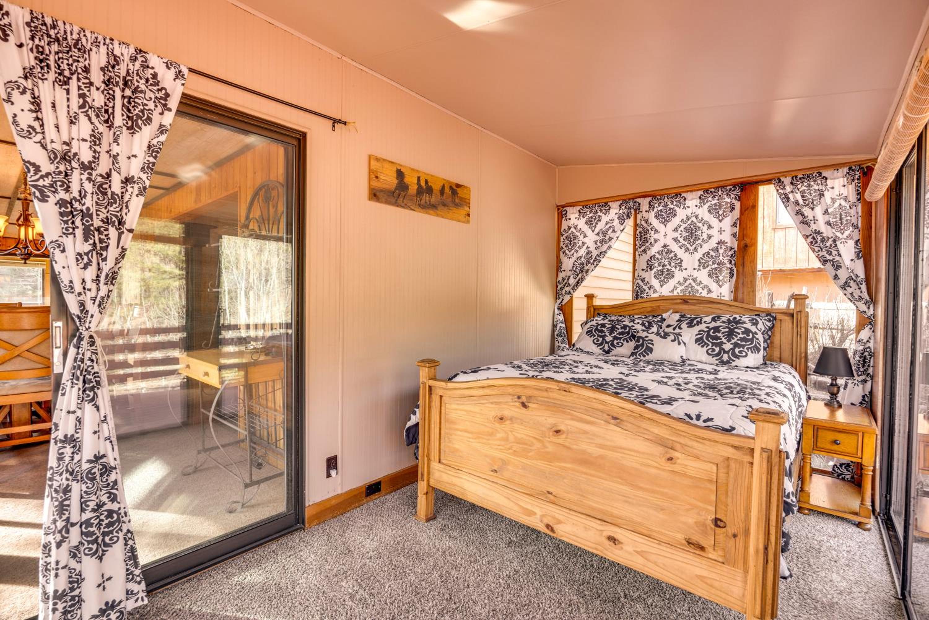 Close to Pike Natl Forest! Lake-View Family Cabin