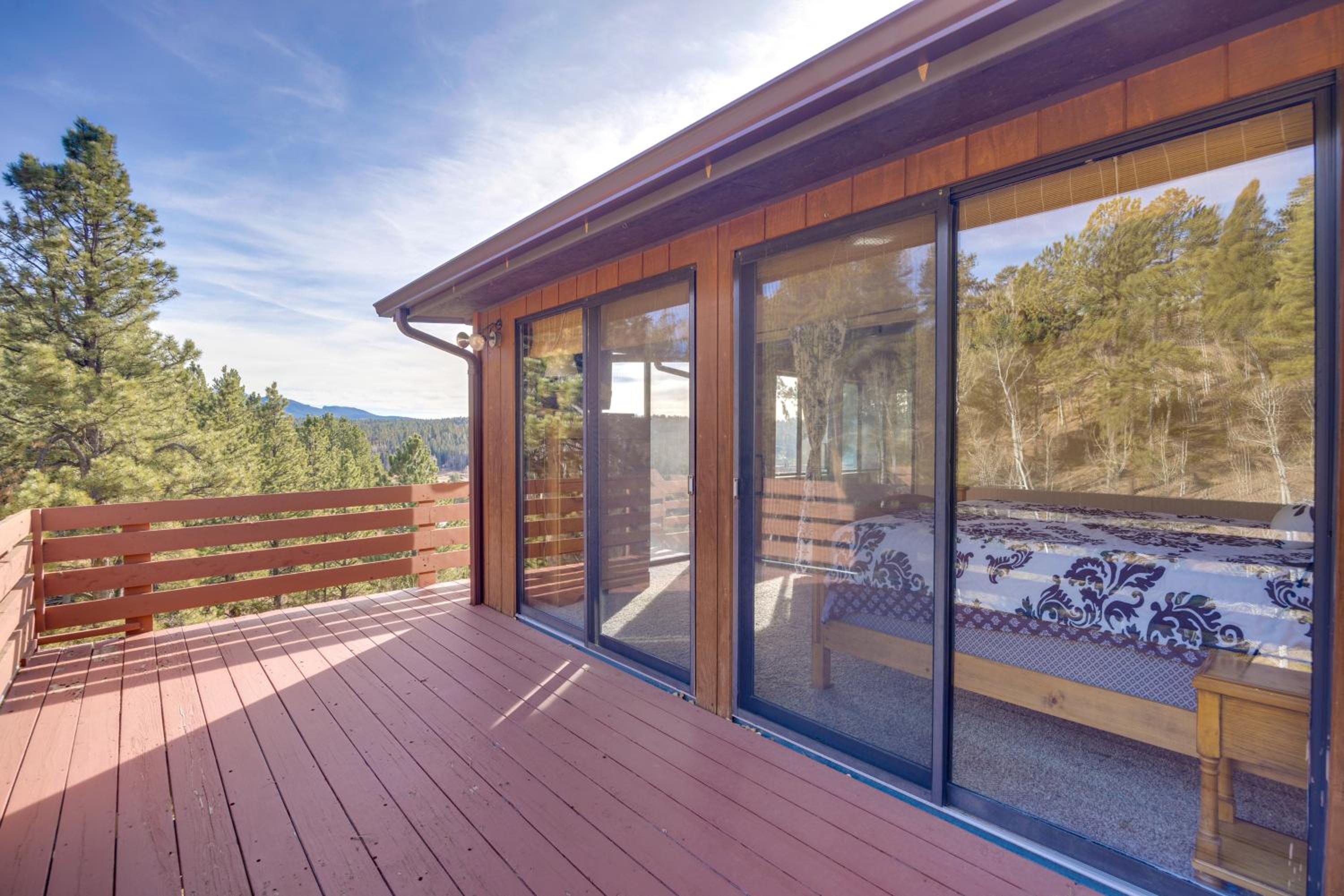 Close to Pike Natl Forest! Lake-View Family Cabin