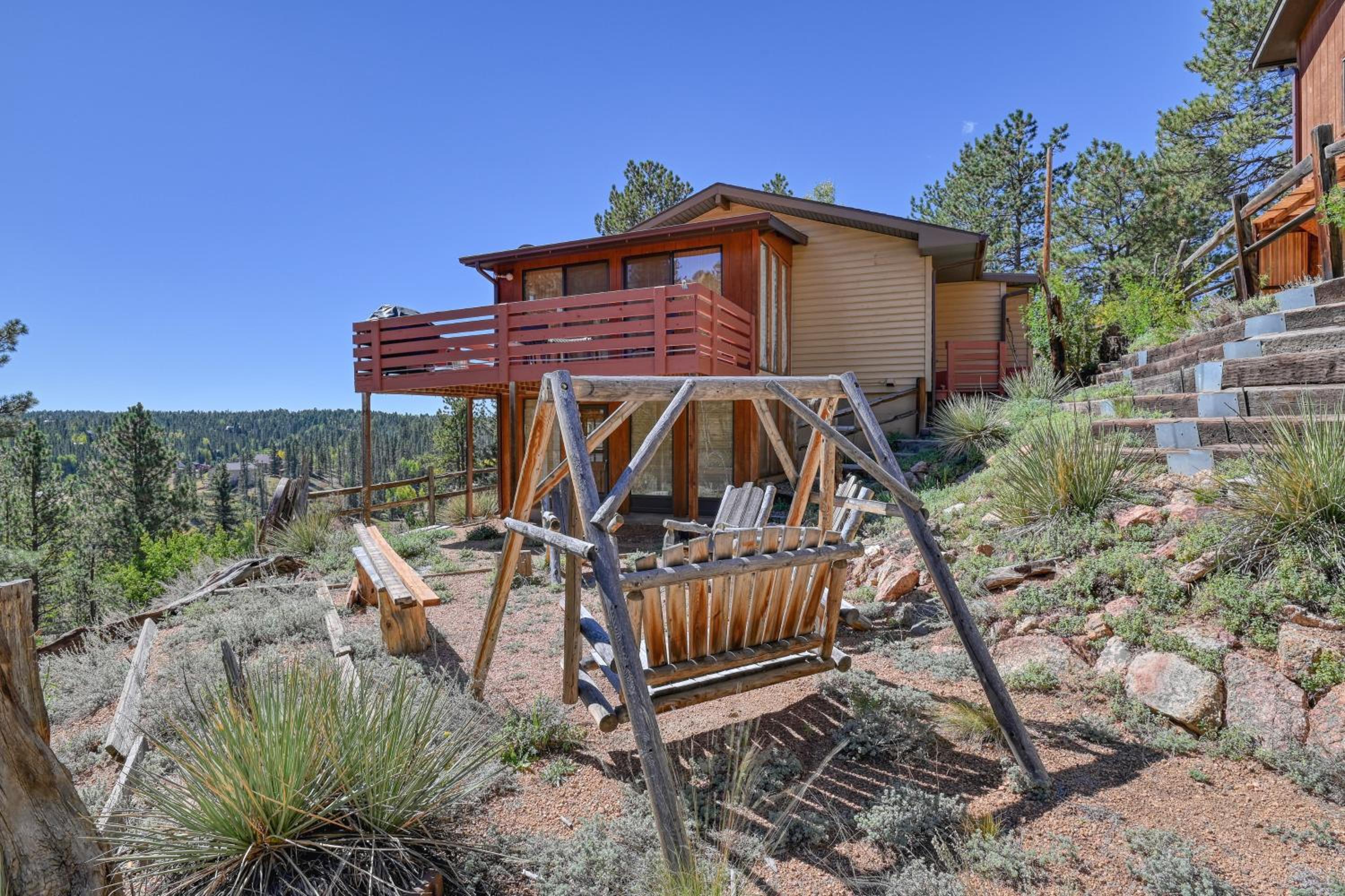 Close to Pike Natl Forest! Lake-View Family Cabin