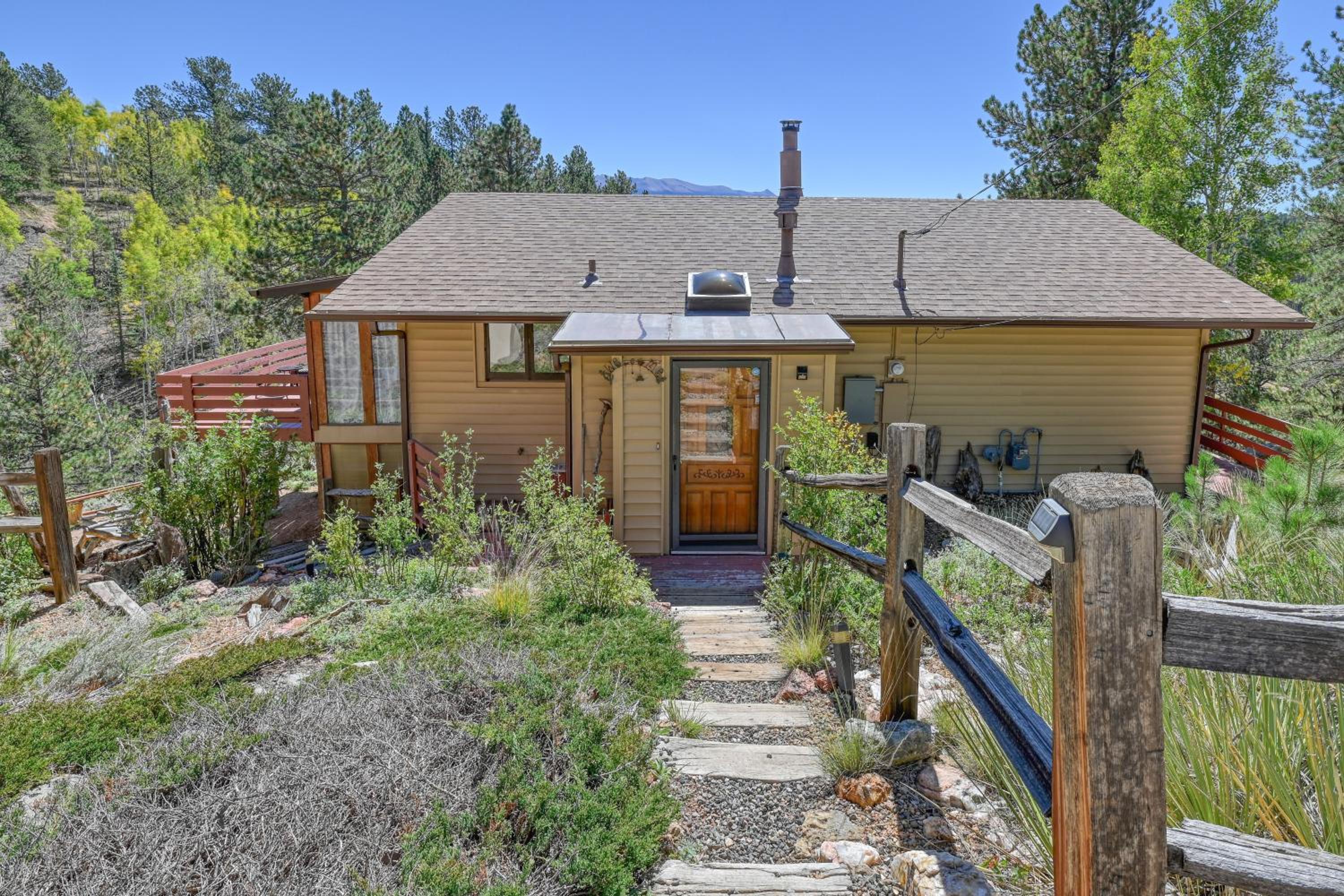 Close to Pike Natl Forest! Lake-View Family Cabin