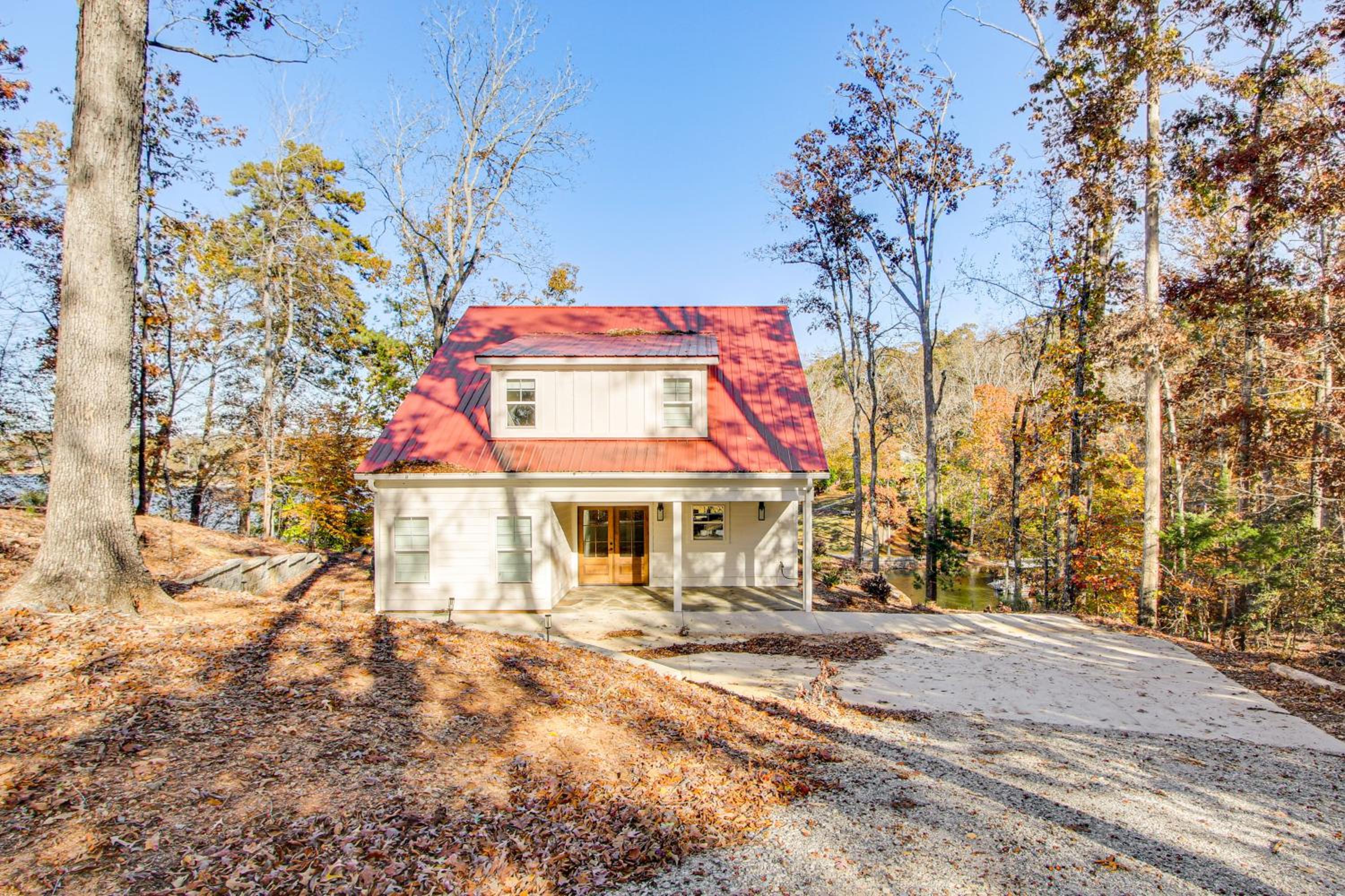 Unplugged Getaway on Lake Secession! Home with Dock
