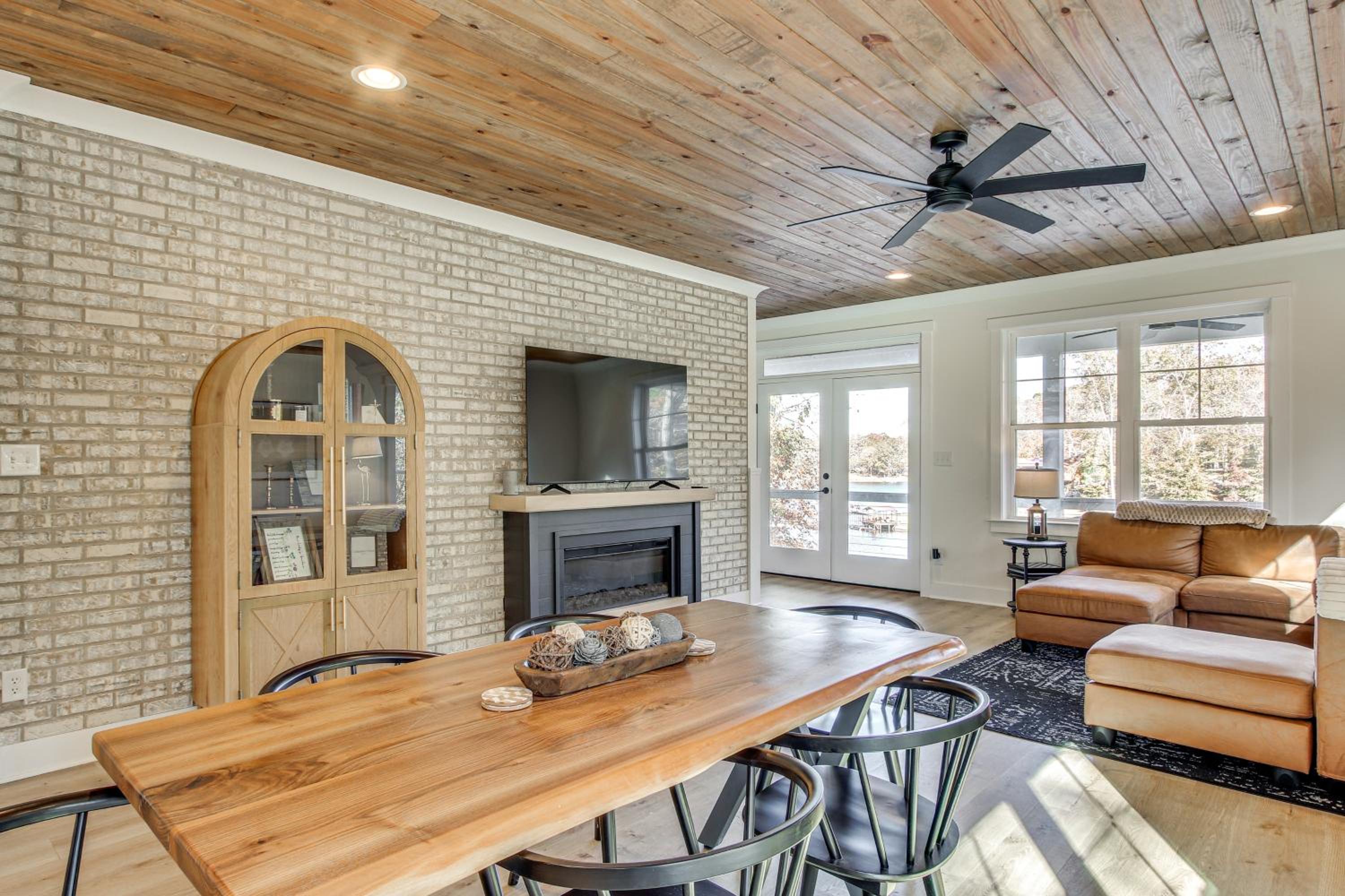 Unplugged Getaway on Lake Secession! Home with Dock