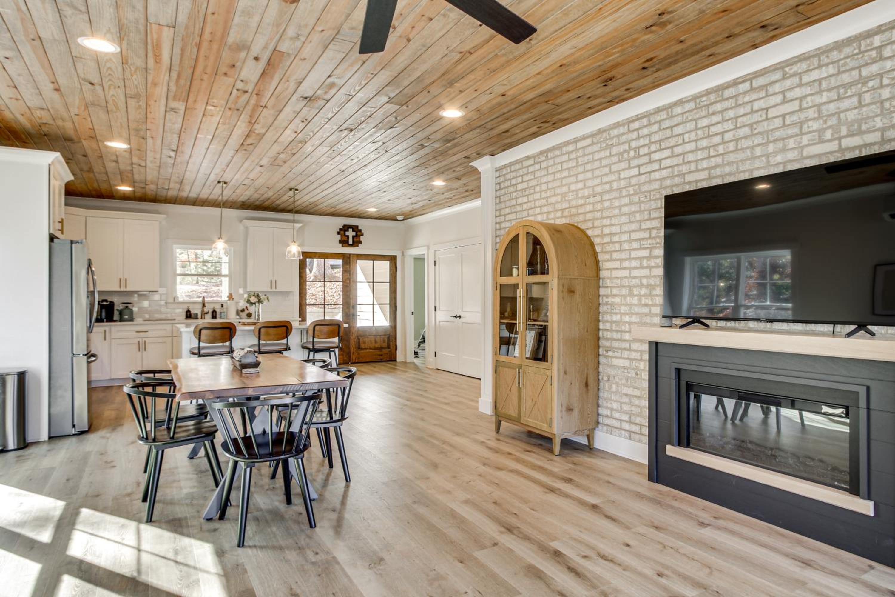 Unplugged Getaway on Lake Secession! Home with Dock