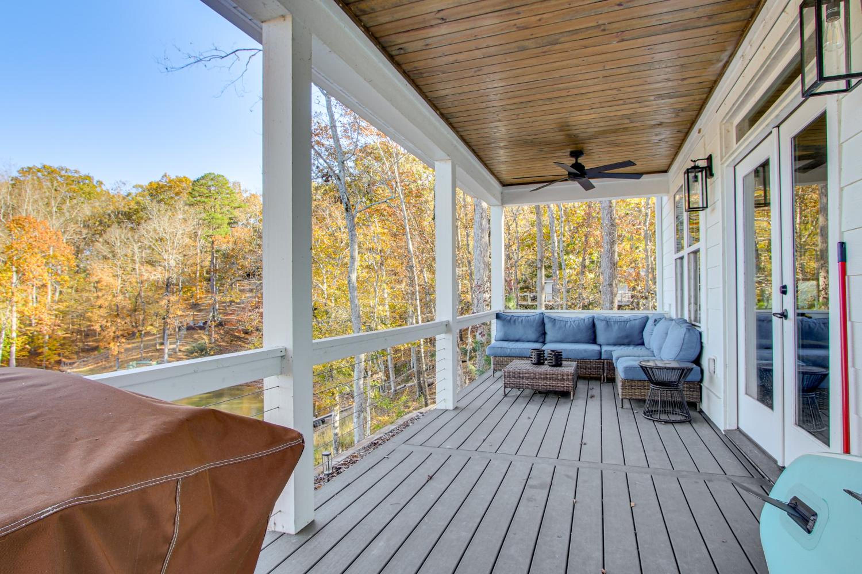 Unplugged Getaway on Lake Secession! Home with Dock