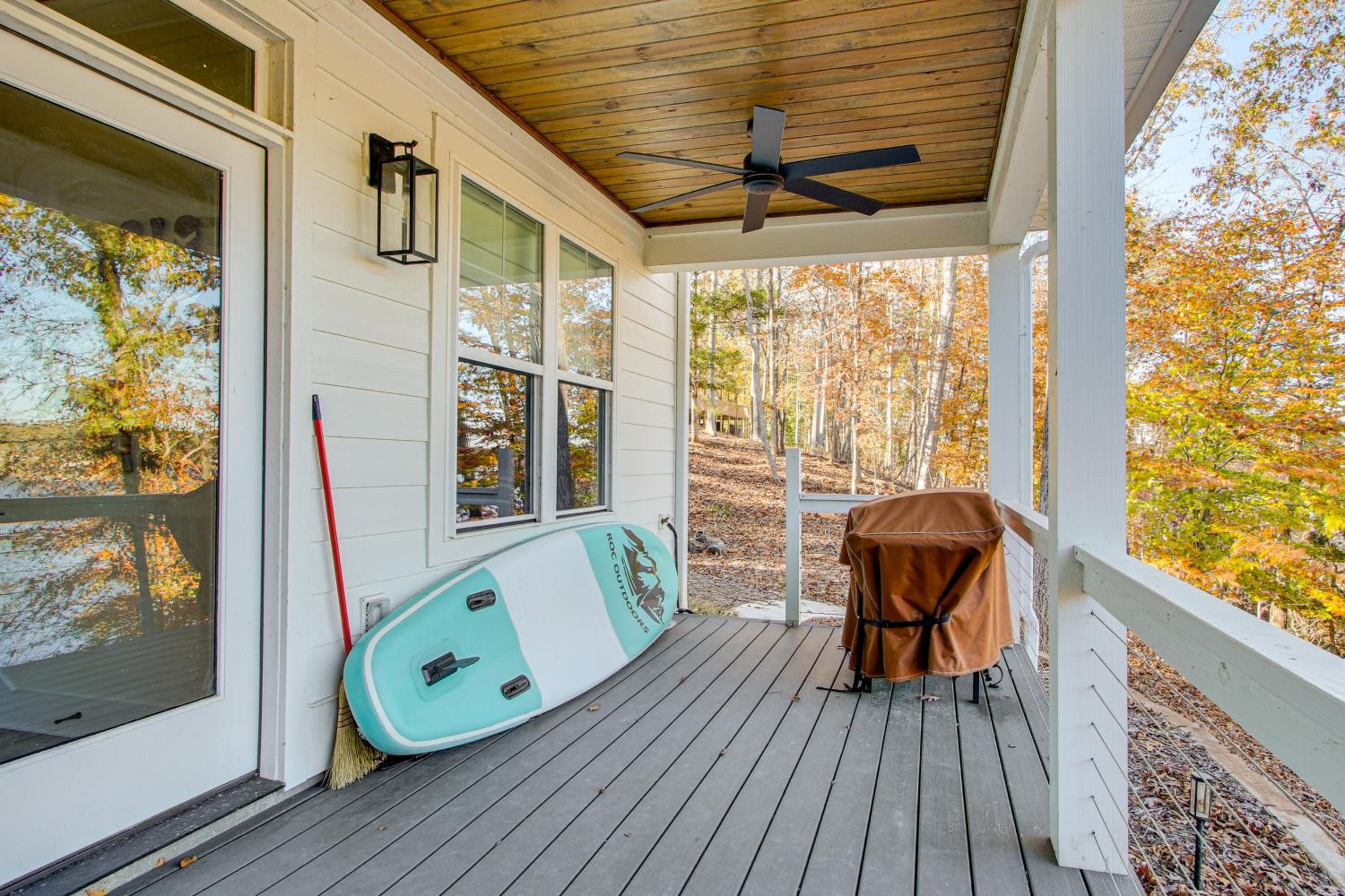 Unplugged Getaway on Lake Secession! Home with Dock