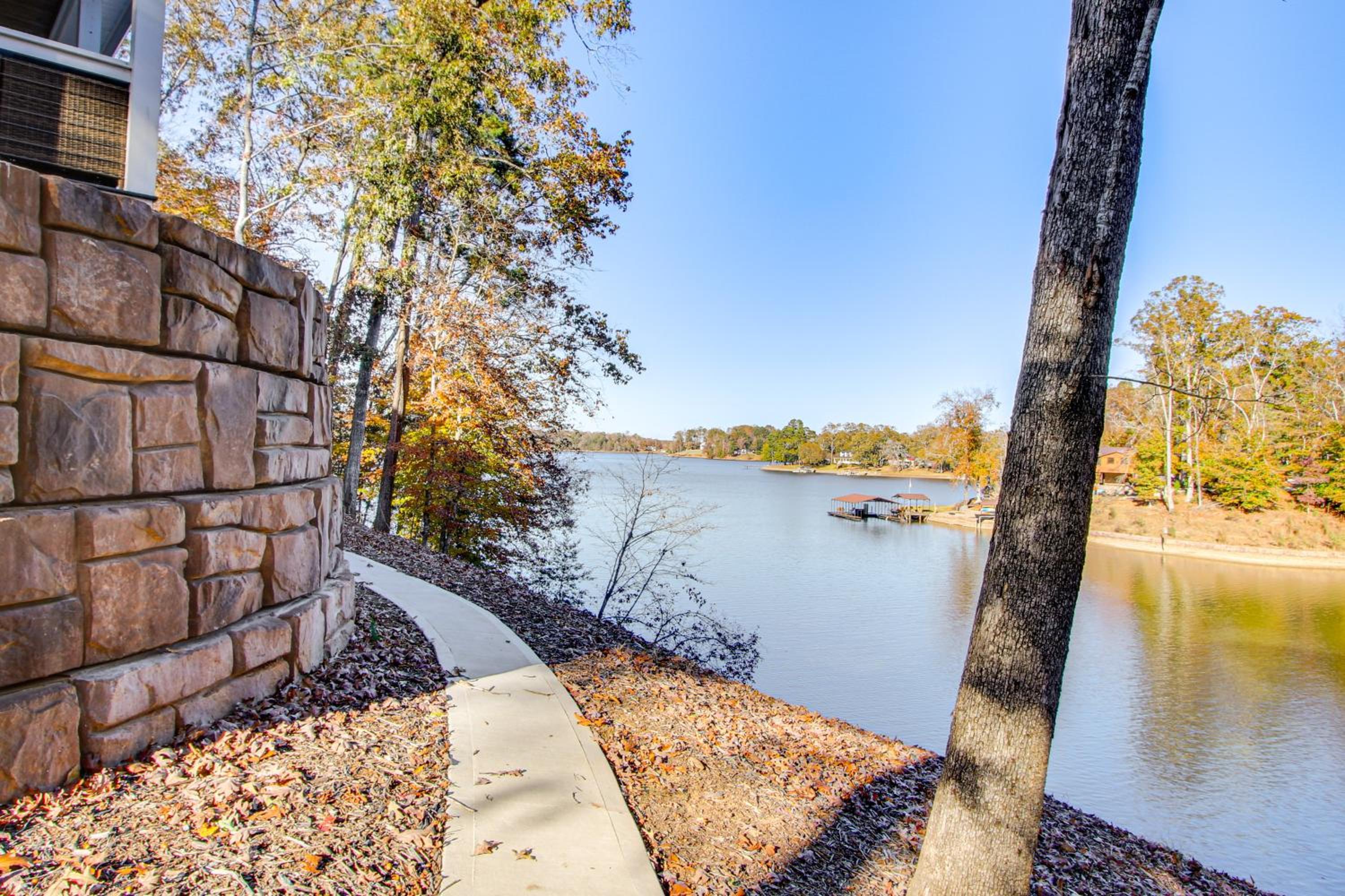 Unplugged Getaway on Lake Secession! Home with Dock