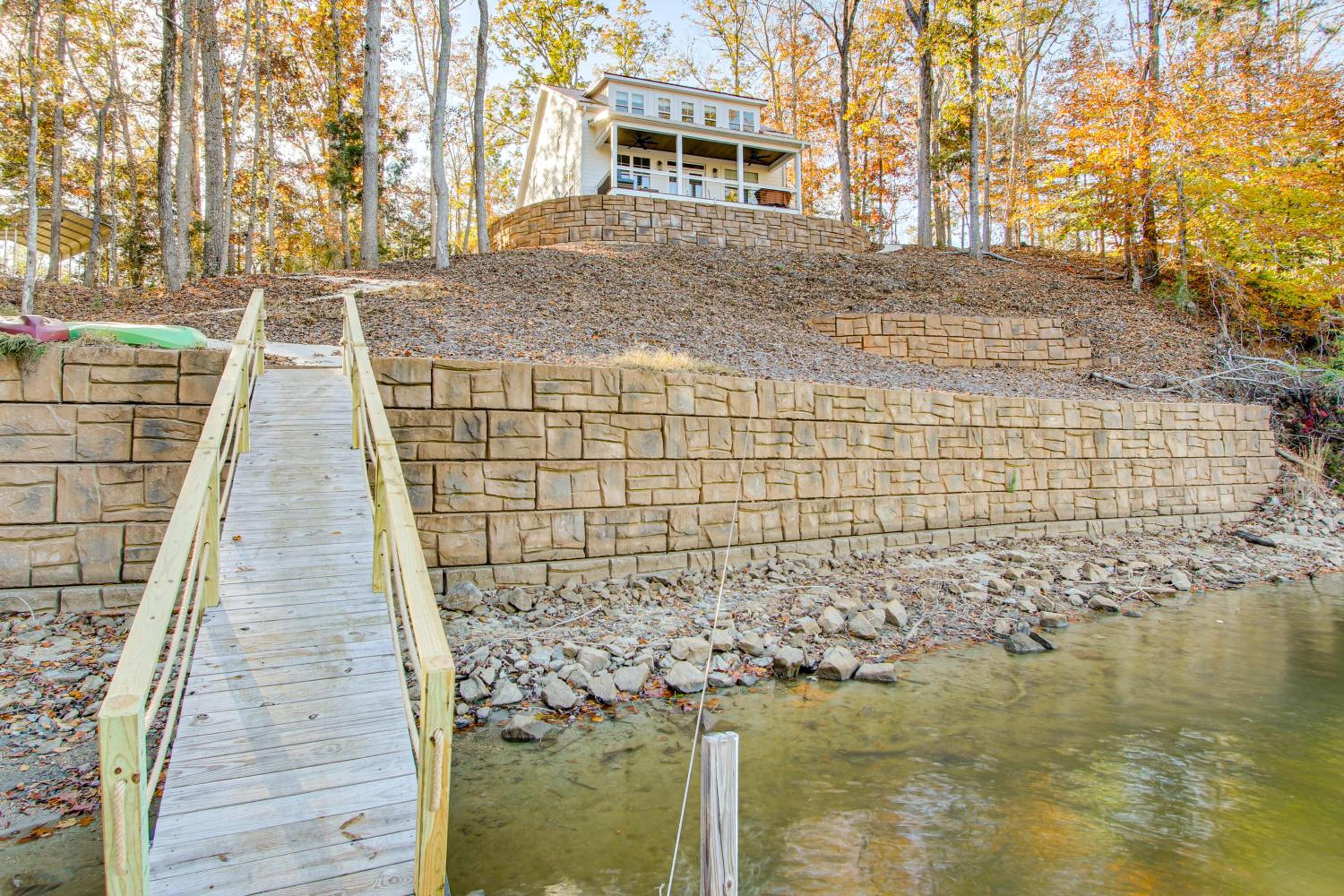 Unplugged Getaway on Lake Secession! Home with Dock