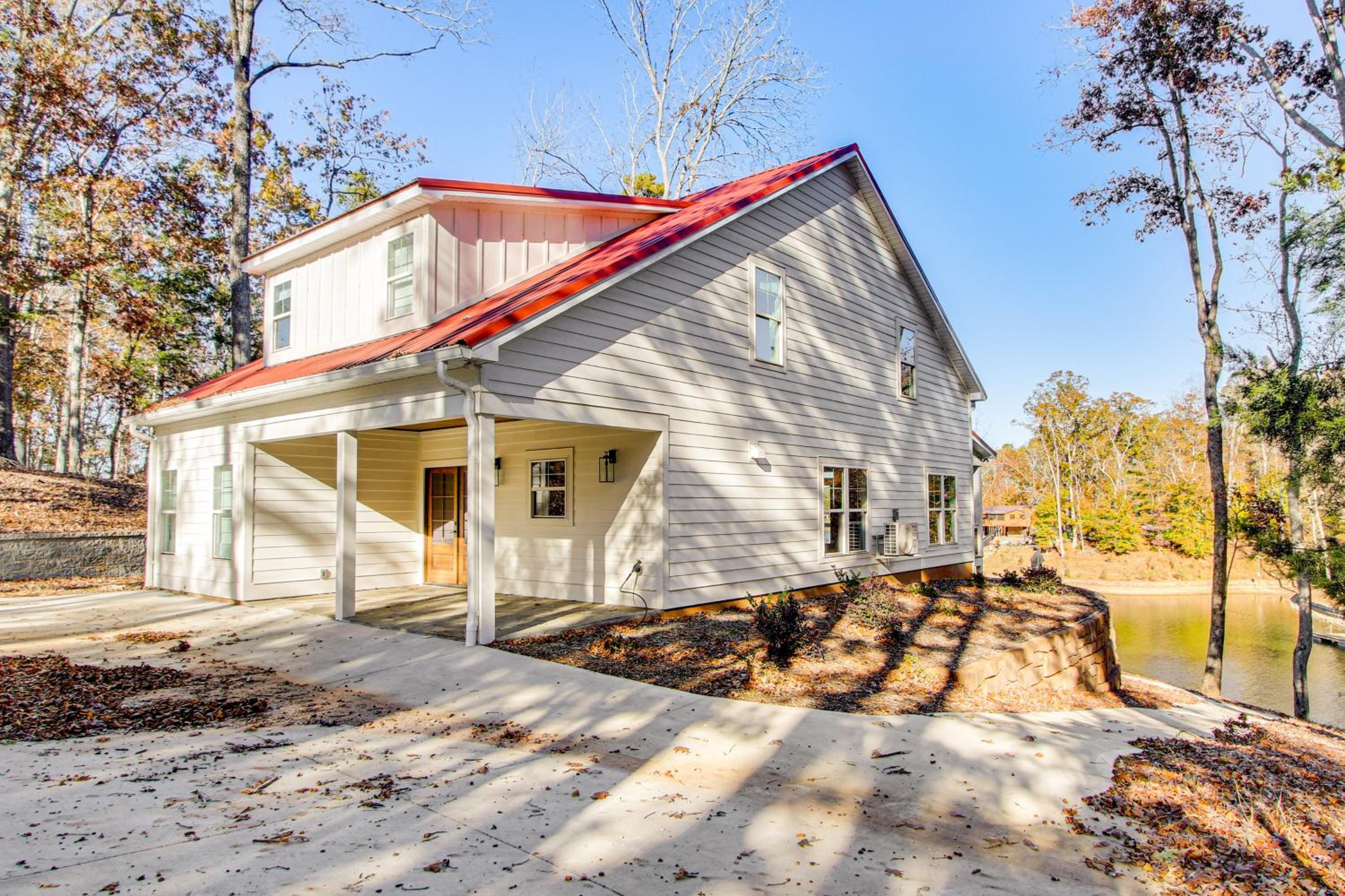 Unplugged Getaway on Lake Secession! Home with Dock