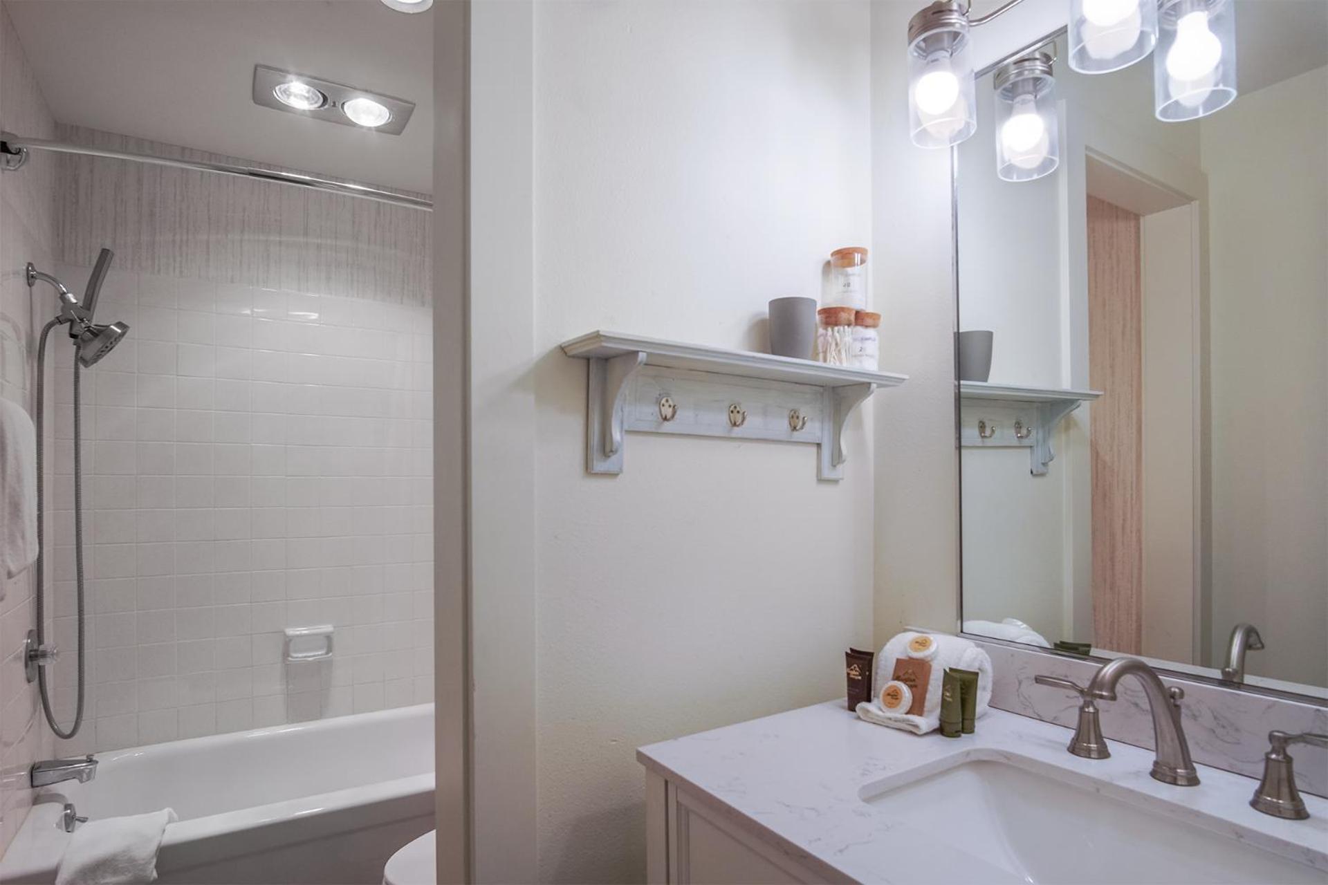 Bonne Vie Condo with Elkhorn Amenity Passes!