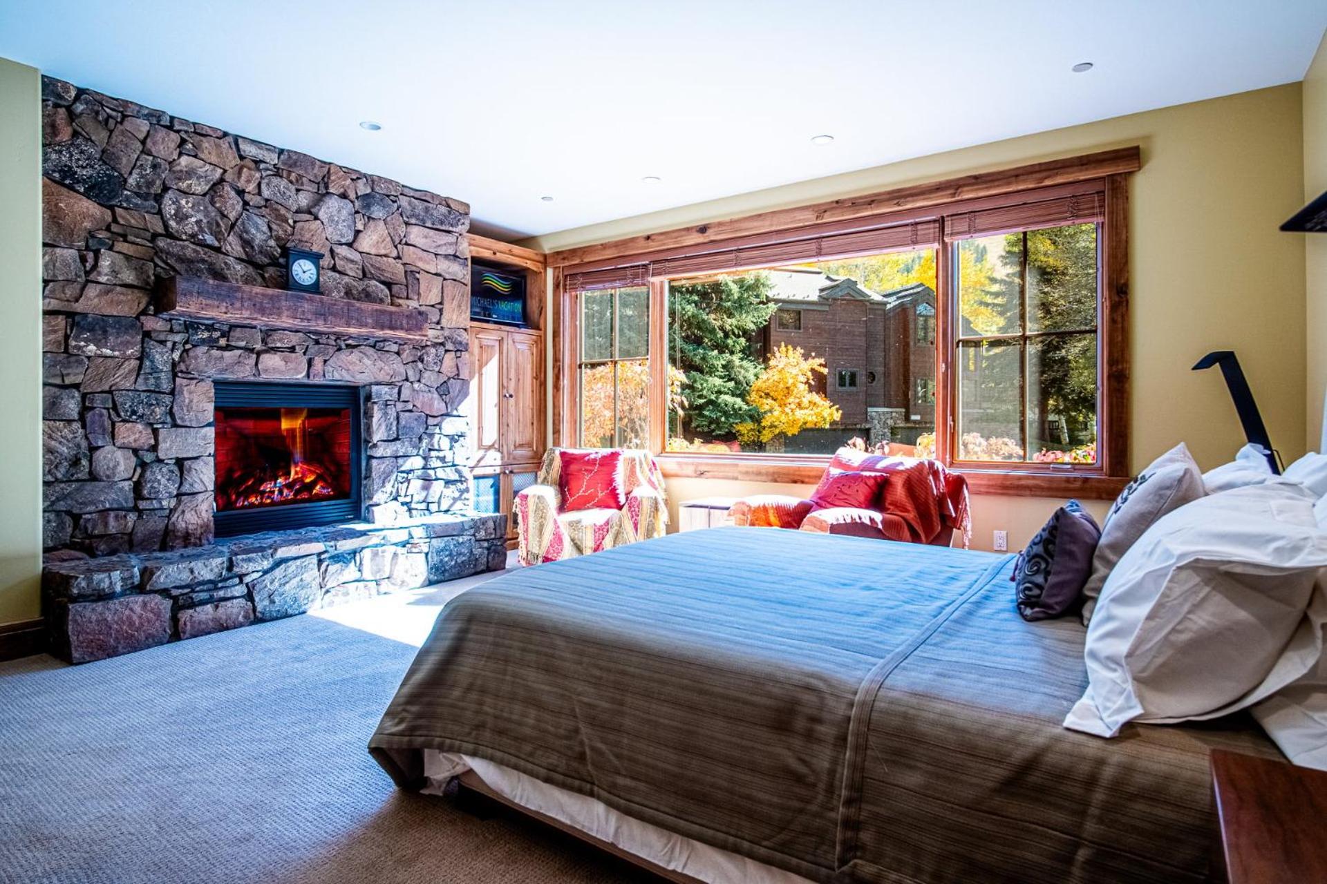 Lux Baldy Vista at Warm Springs Home + Hot Tub - Walk to SV Ski Lifts