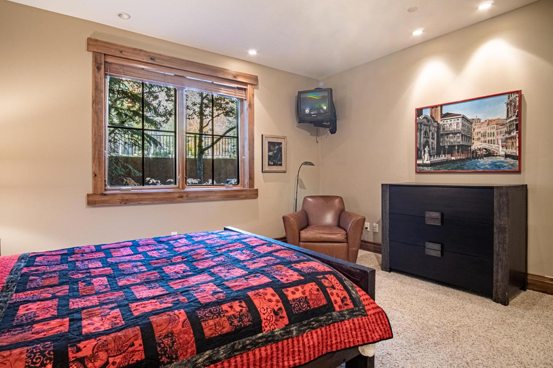 Lux Baldy Vista at Warm Springs Home + Hot Tub - Walk to SV Ski Lifts