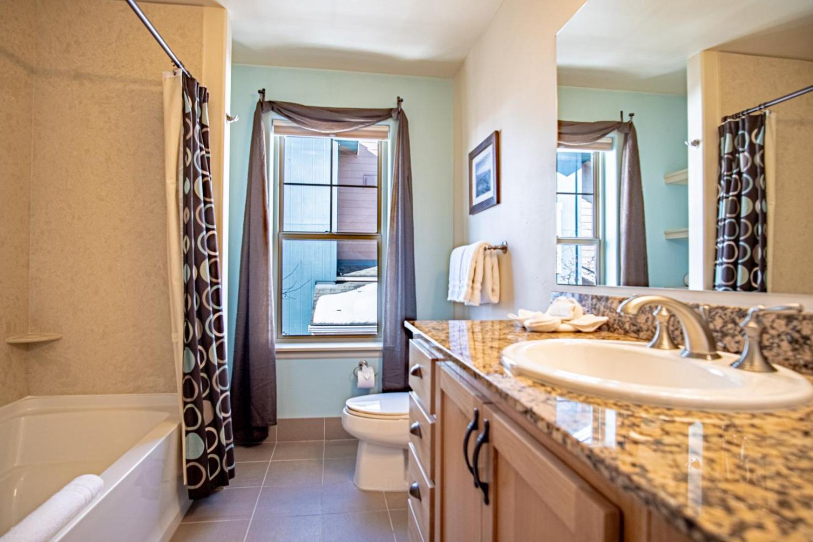 2BD Sweetwater Condo - Community Park, Pool + Hot Tub