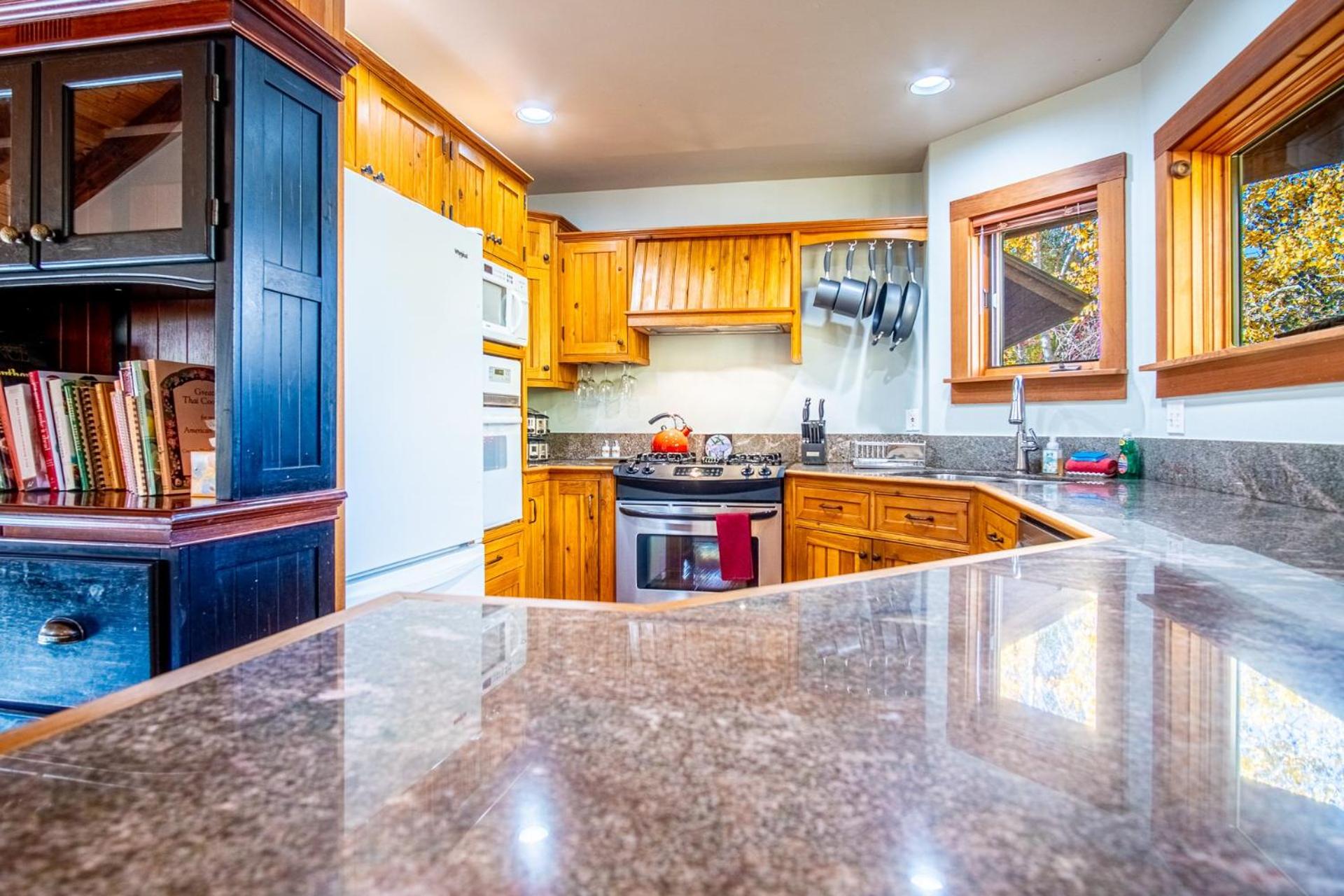 Creekside on Quigley - 3BD Private Home on trails + Hot Tub