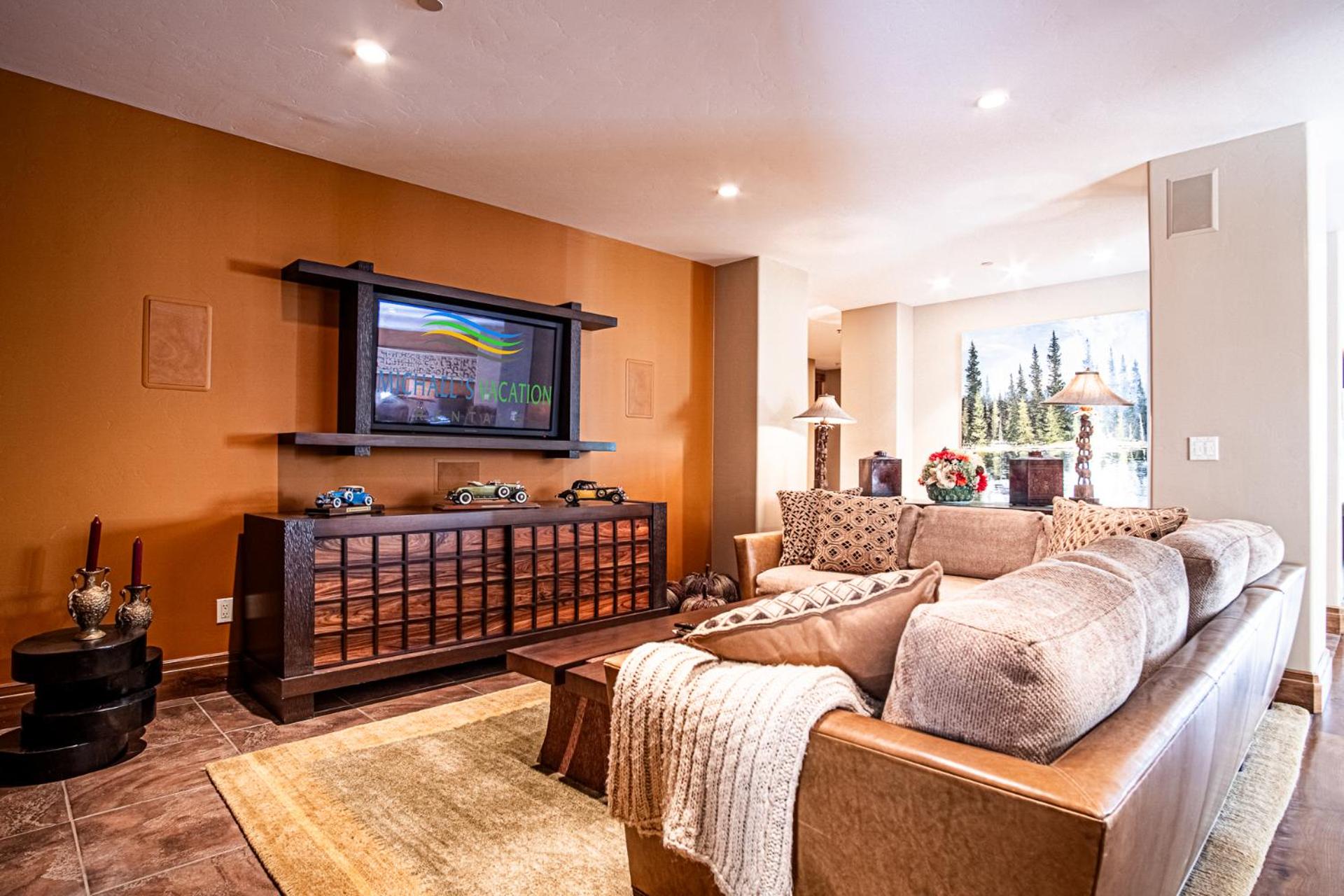 Lux Baldy Vista at Warm Springs Home + Hot Tub - Walk to SV Ski Lifts