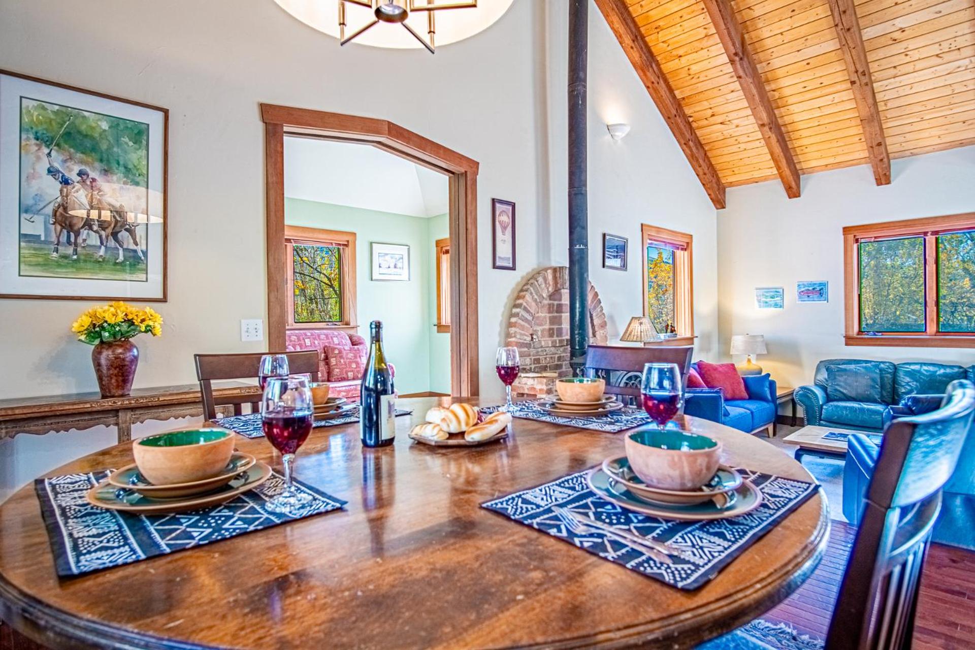 Creekside on Quigley - 3BD Private Home on trails + Hot Tub