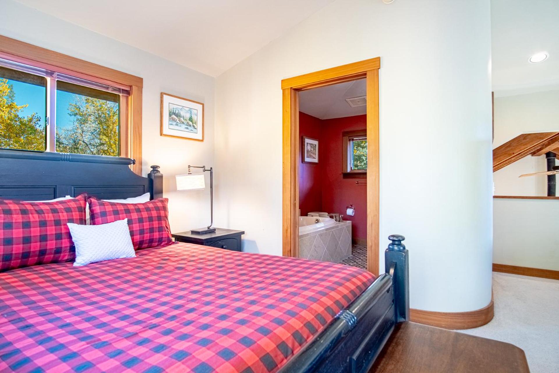 Creekside on Quigley - 3BD Private Home on trails + Hot Tub