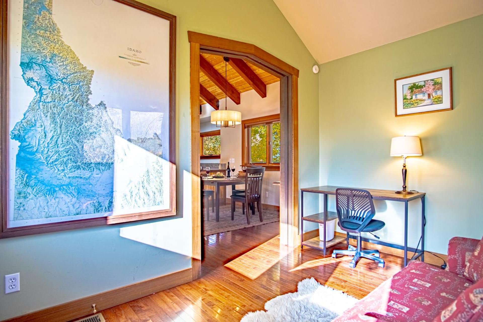 Creekside on Quigley - 3BD Private Home on trails + Hot Tub