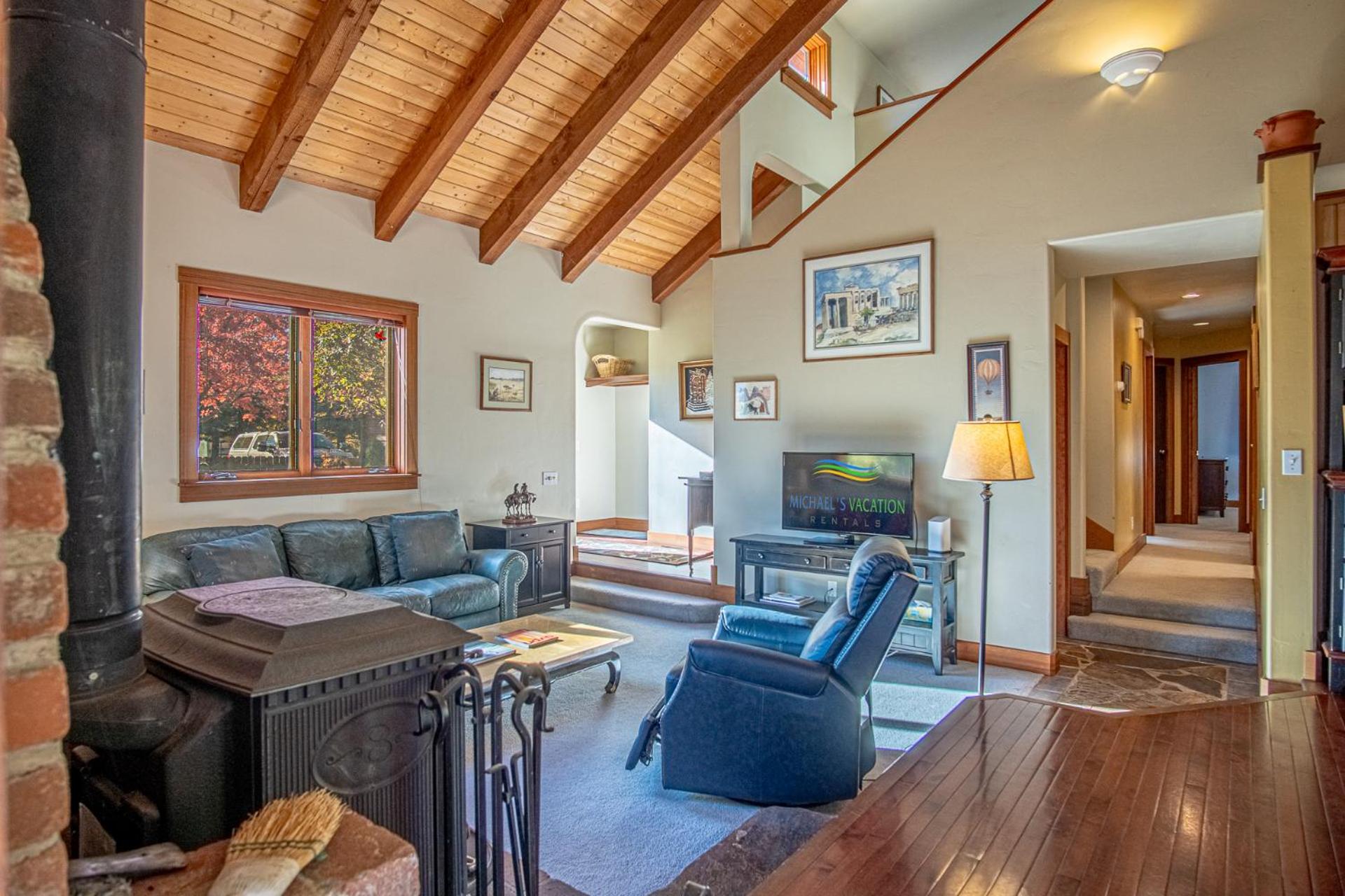 Creekside on Quigley - 3BD Private Home on trails + Hot Tub