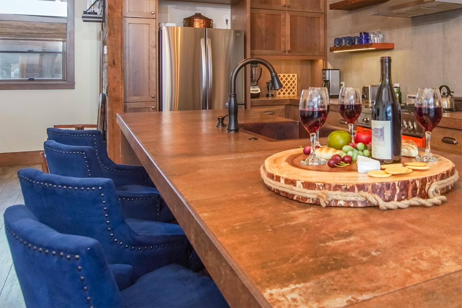 DT Ketchum - Chill, Two-Story Getaway w/ a Gourmet Kitchen - Walk Downtown & to River Run Lifts