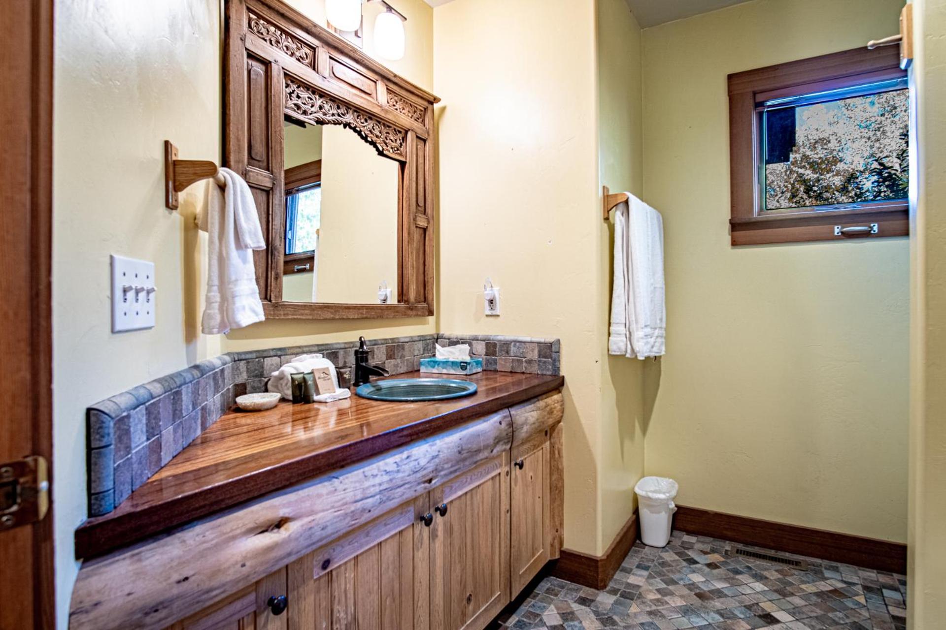 Creekside on Quigley - 3BD Private Home on trails + Hot Tub