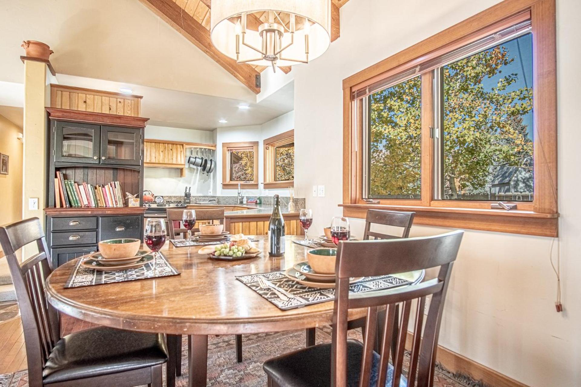 Creekside on Quigley - 3BD Private Home on trails + Hot Tub