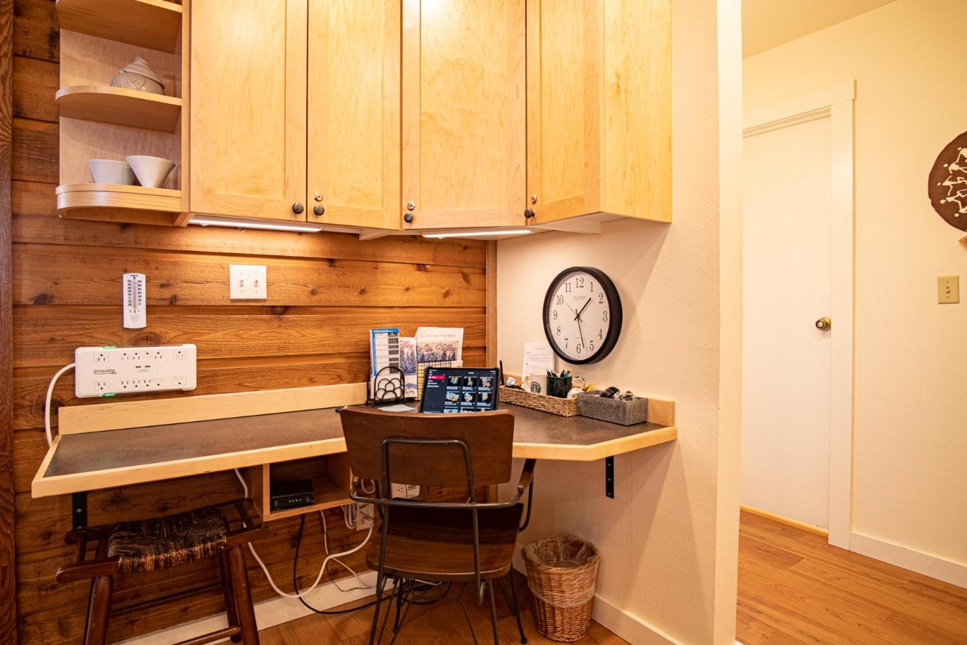 Bluff Condo + Free guest passes to Elkhorn Resort amenities included!