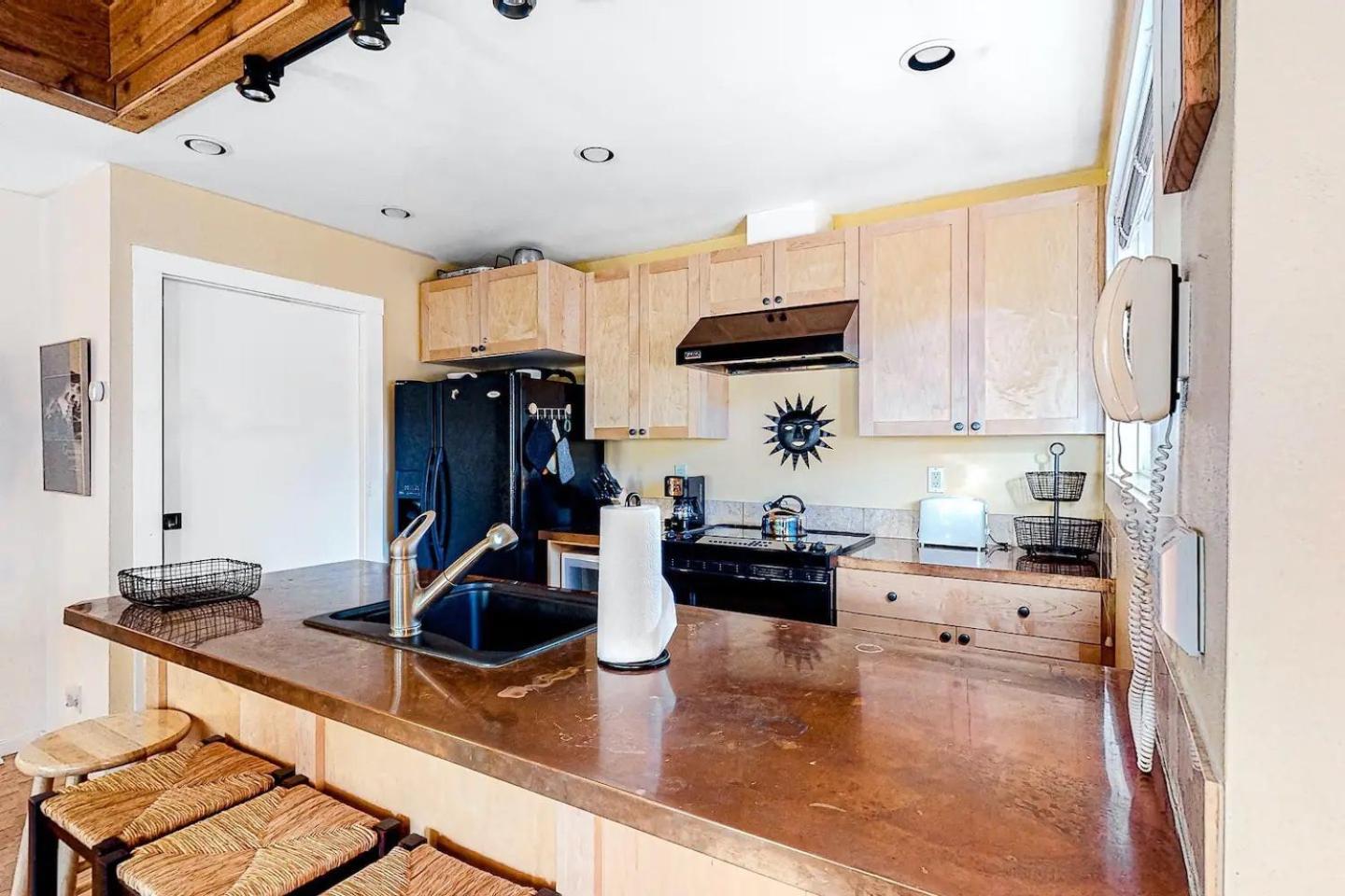 Bluff Condo + Free guest passes to Elkhorn Resort amenities included!