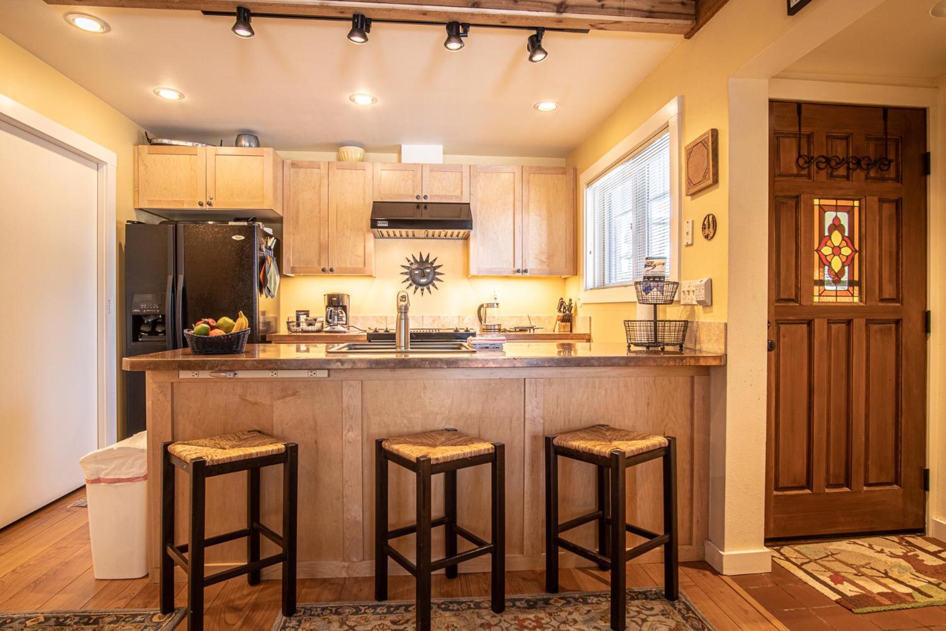 Bluff Condo + Free guest passes to Elkhorn Resort amenities included!