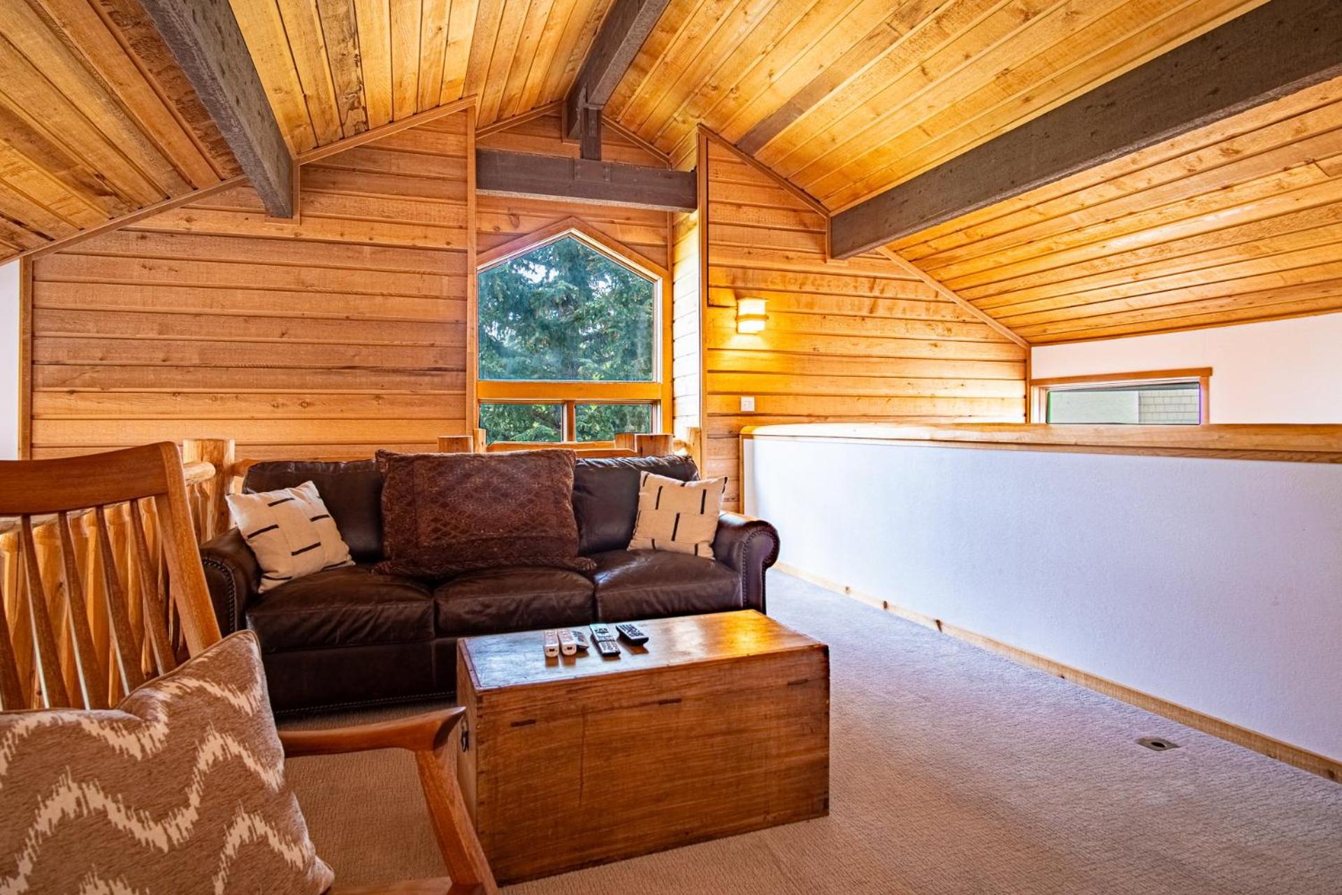 Panoramic Views! Designer`s Condo on Golf Course w/Resort Amenities