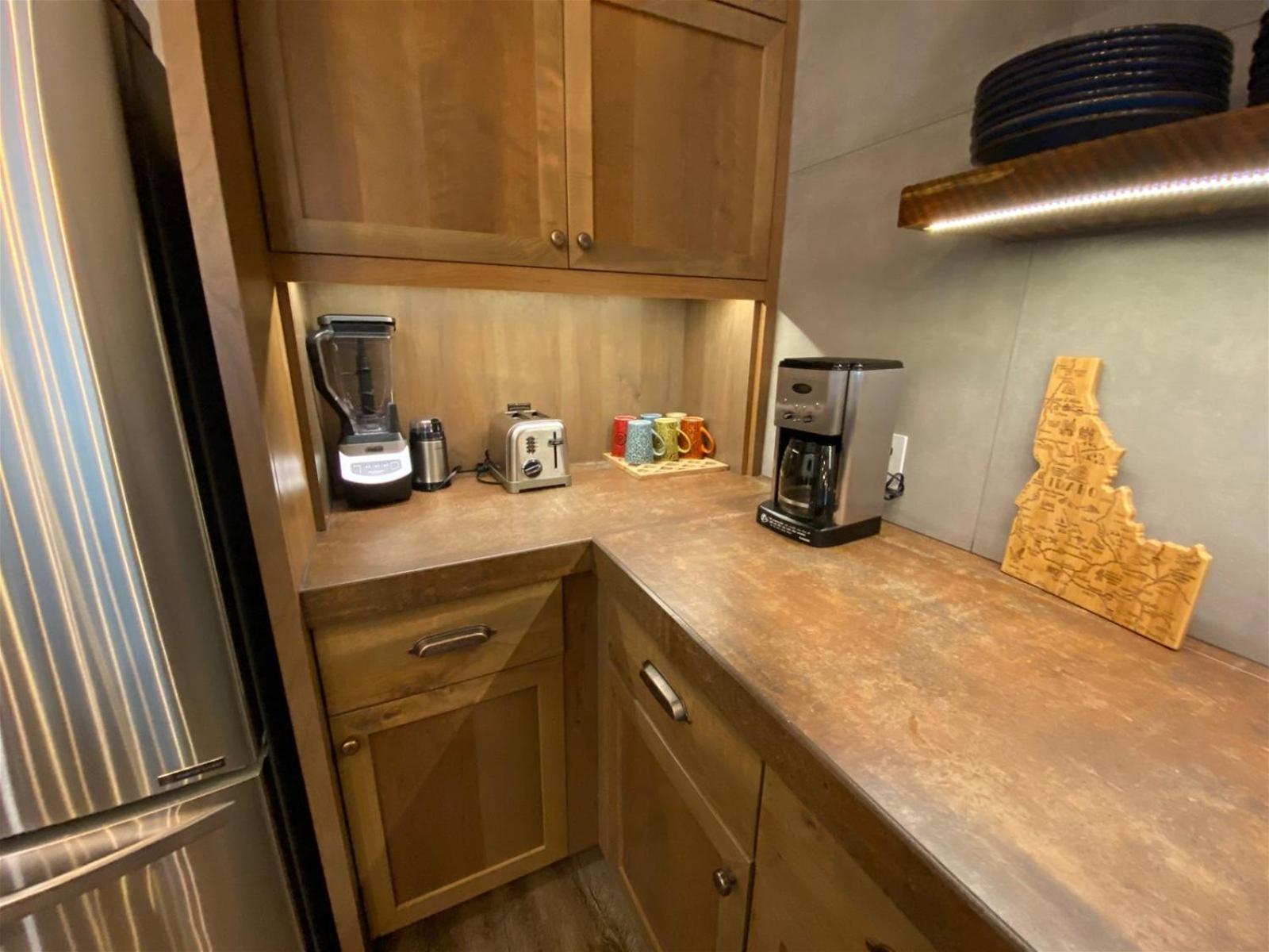 DT Ketchum - Chill, Two-Story Getaway w/ a Gourmet Kitchen - Walk Downtown & to River Run Lifts