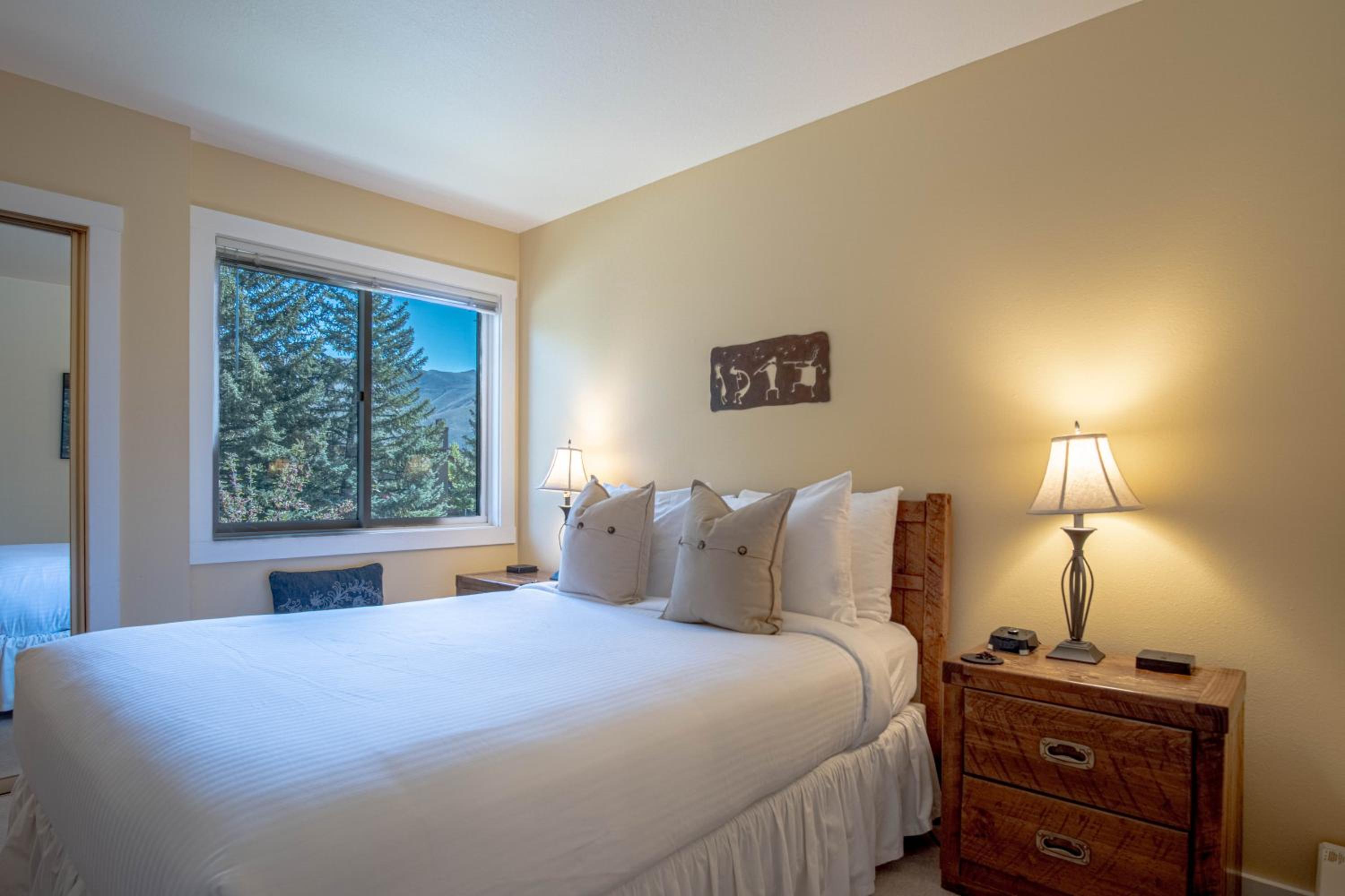Bluff Condo + Free guest passes to Elkhorn Resort amenities included!