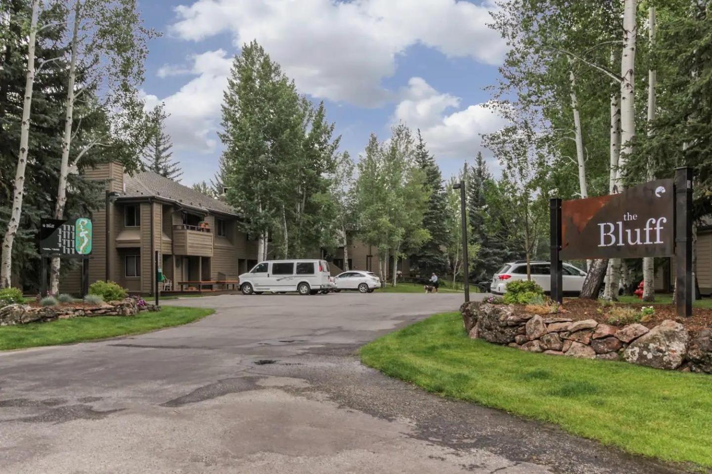 Bluff Condo + Free guest passes to Elkhorn Resort amenities included!