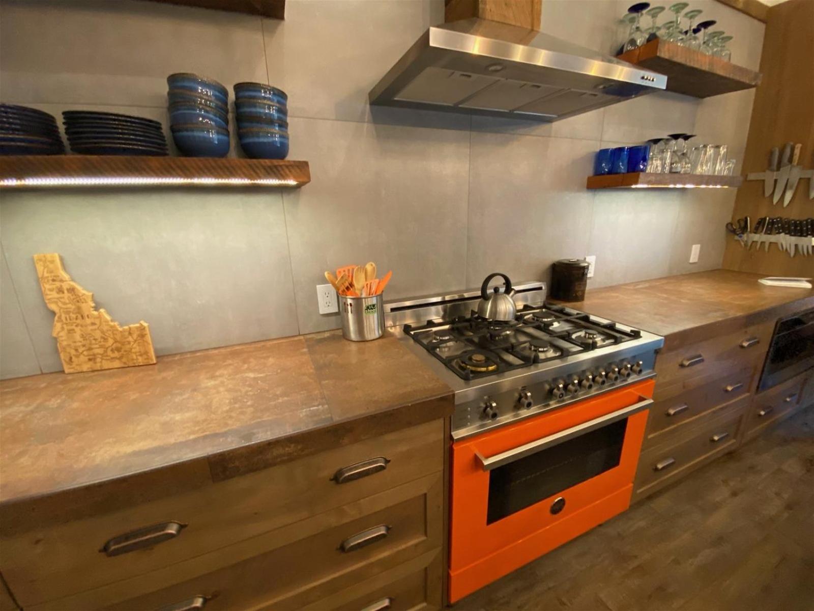 DT Ketchum - Chill, Two-Story Getaway w/ a Gourmet Kitchen - Walk Downtown & to River Run Lifts
