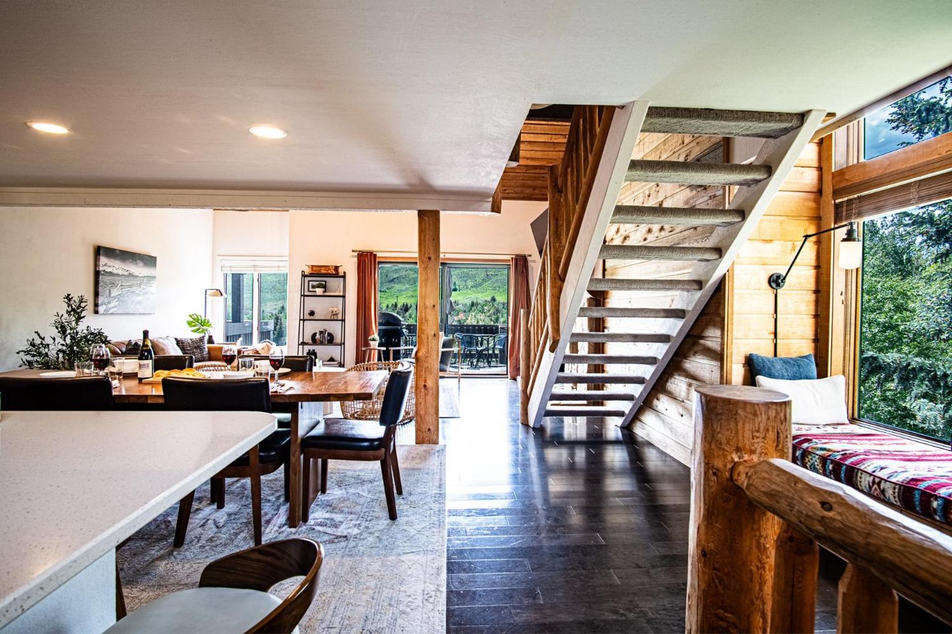 Panoramic Views! Designer`s Condo on Golf Course w/Resort Amenities