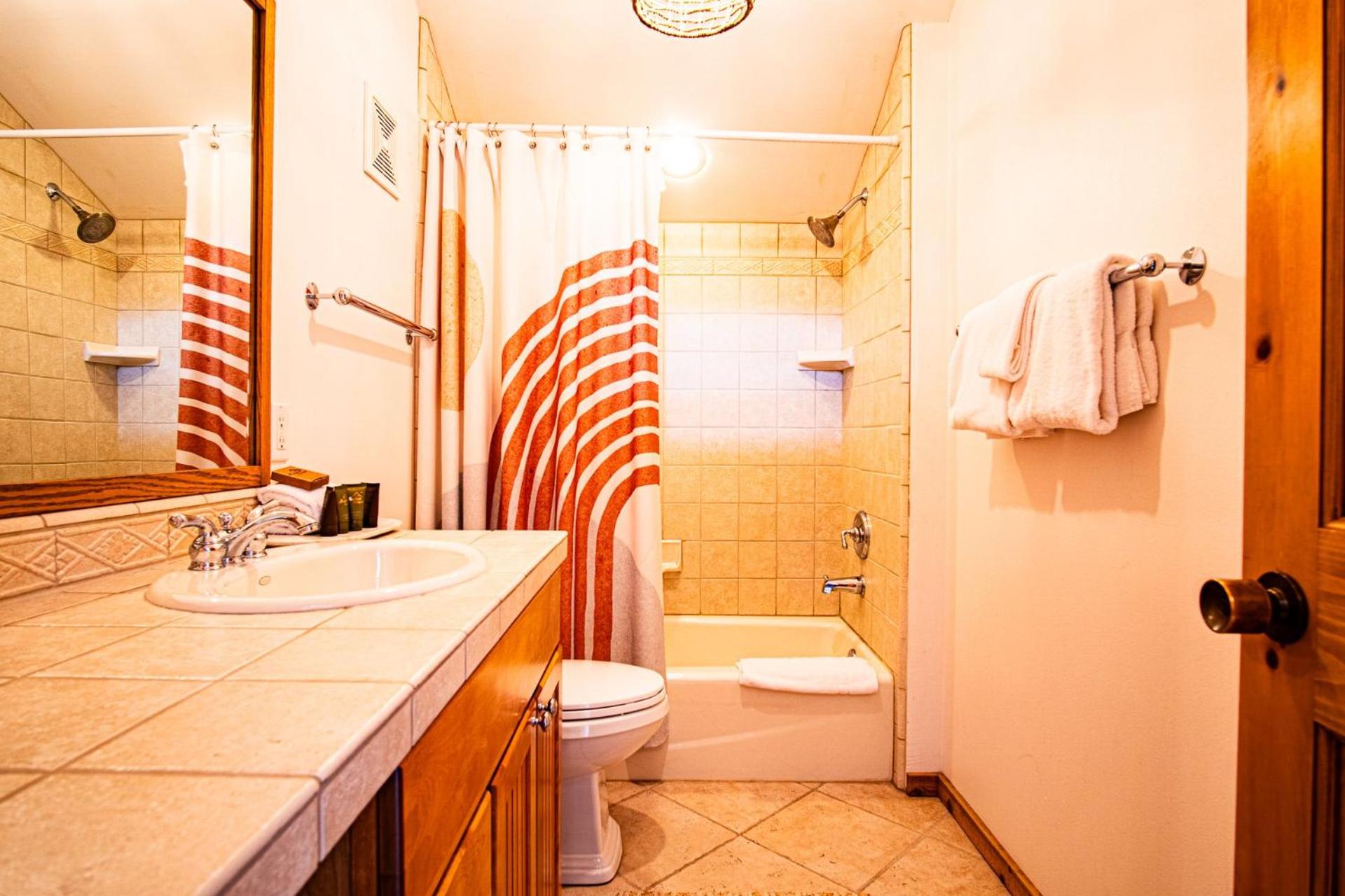 Panoramic Views! Designer`s Condo on Golf Course w/Resort Amenities
